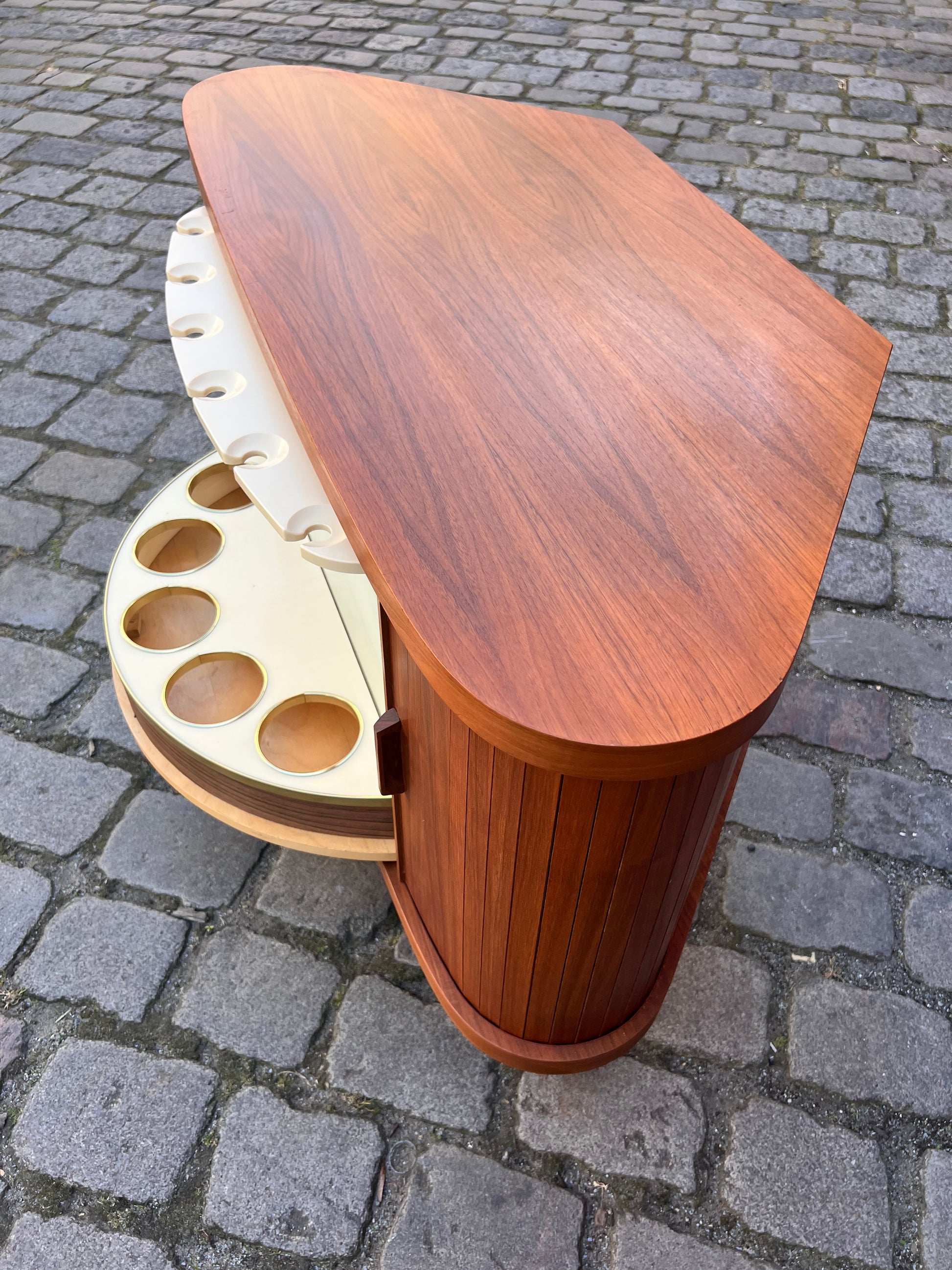 Eckbar Nussbaum mit drehbarem Regal