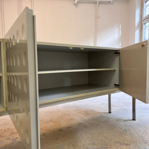 Sideboard weiß mit kreisförmigem Reliefmuster aus Belgien