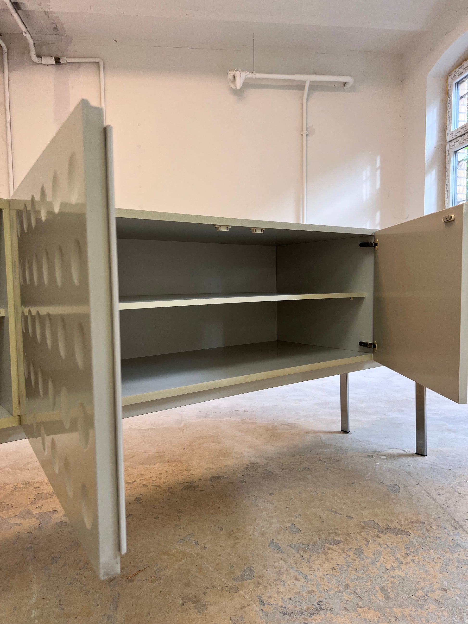 Sideboard weiß mit kreisförmigem Reliefmuster aus Belgien
