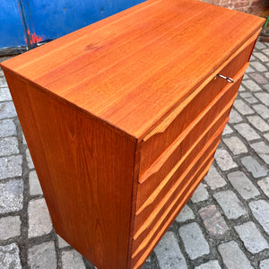 Kommode Teak mit durchgehenden Griffen und Schloss aus Dänemark