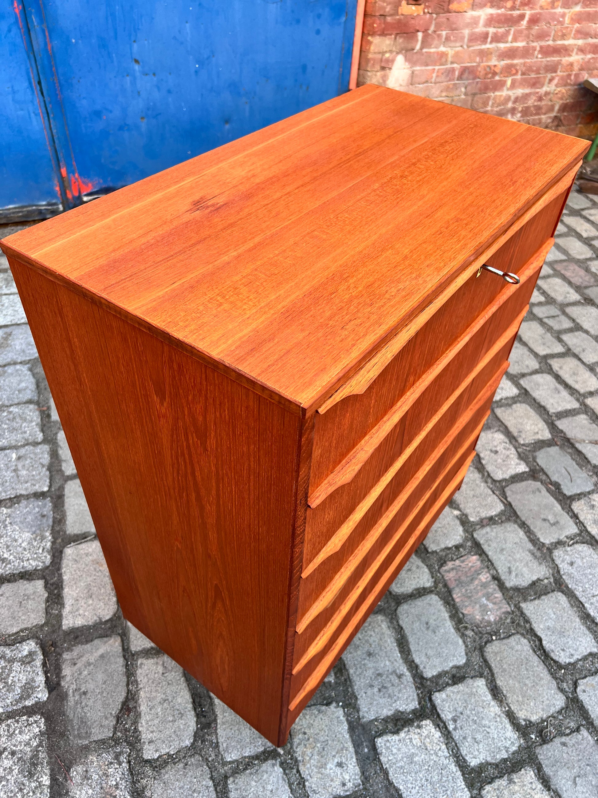 Kommode Teak mit durchgehenden Griffen und Schloss aus Dänemark
