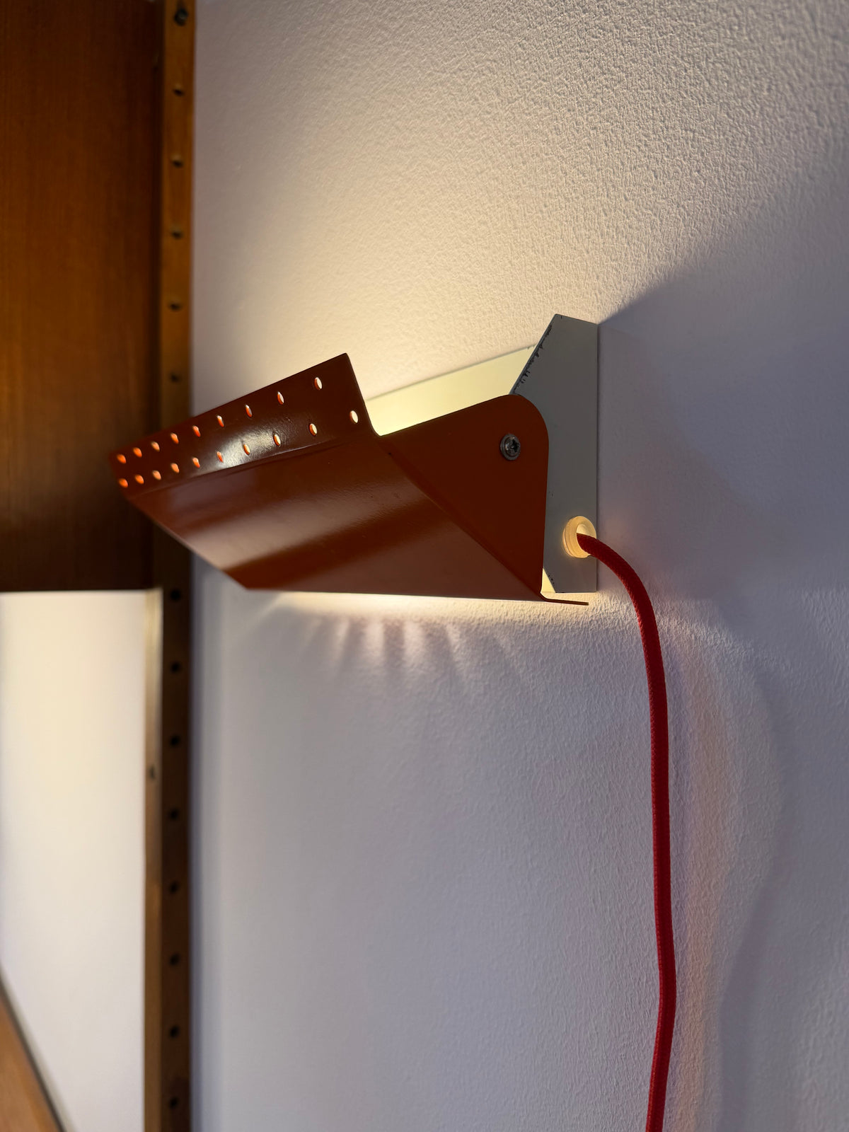 Wandlampe E.S. Horn orange mit beweglichen Visier