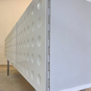 Sideboard weiß mit kreisförmigem Reliefmuster aus Belgien