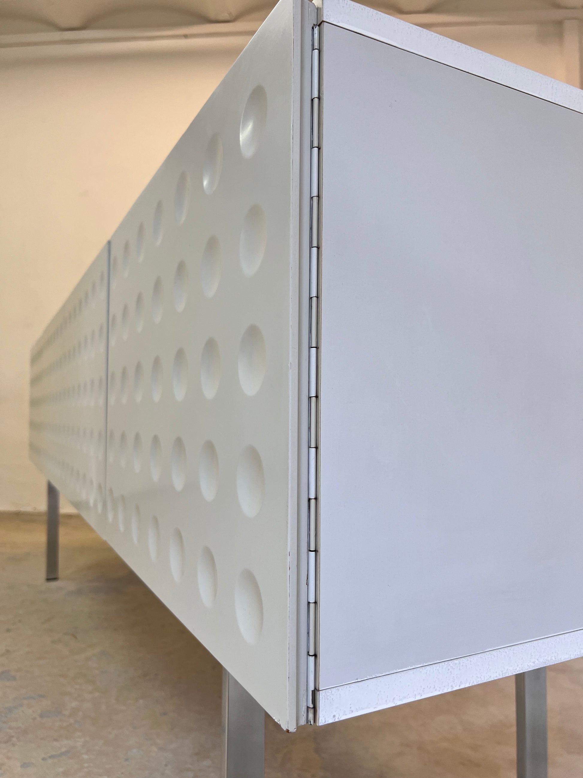 Sideboard weiß mit kreisförmigem Reliefmuster aus Belgien