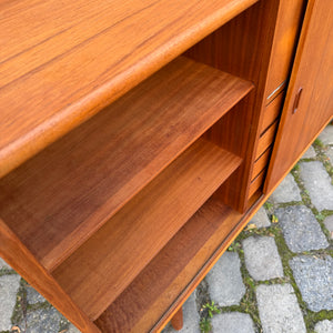 Highboard Teak mit Klappfach & Schiebetüren auf Dänemark