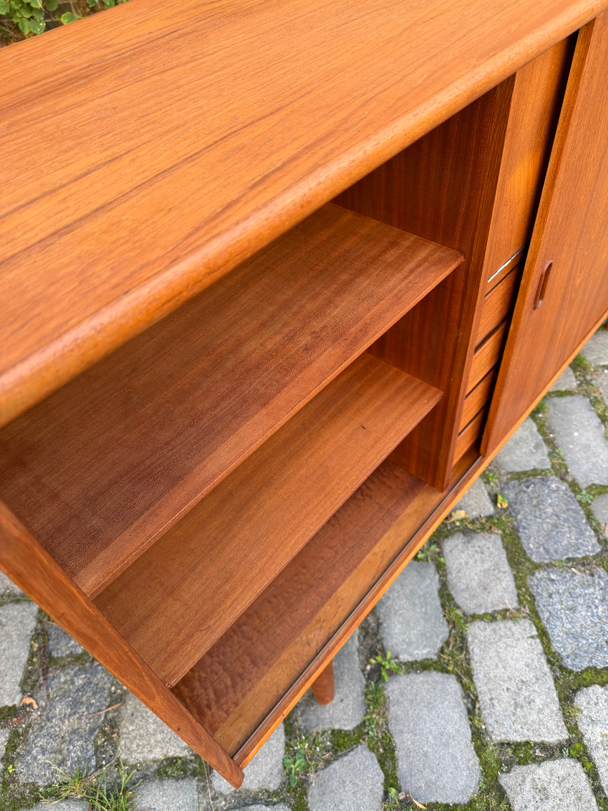 Highboard Teak mit Klappfach & Schiebetüren auf Dänemark