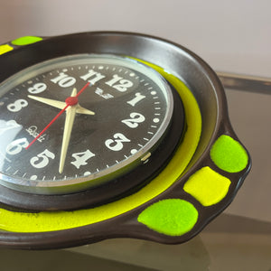Wanduhr grün braun Keramik