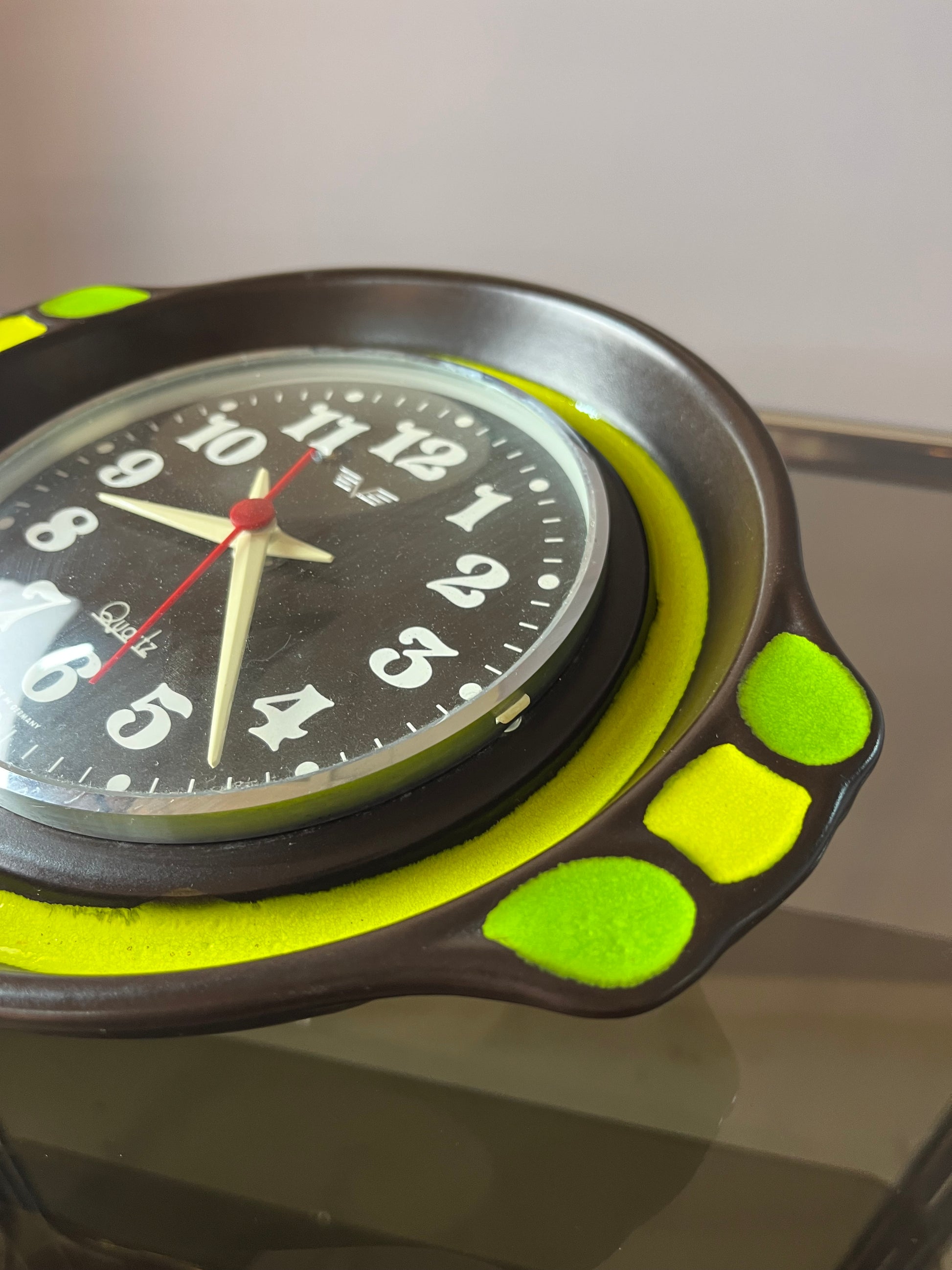 Wanduhr grün braun Keramik