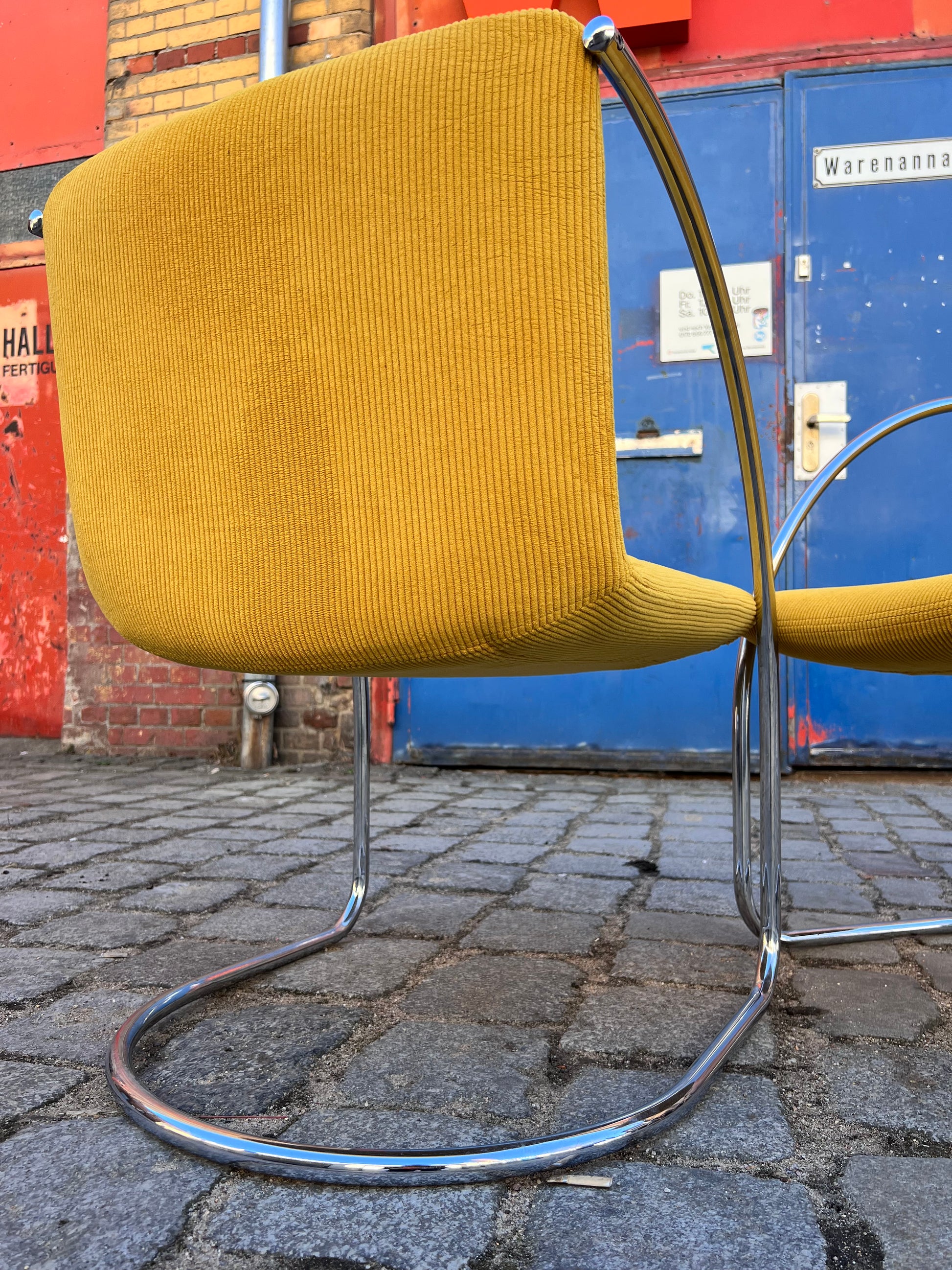 Freischwinger „Lens“ senfgelb Cord & Chrom von Giovanni Offredi für Saporiti Italia