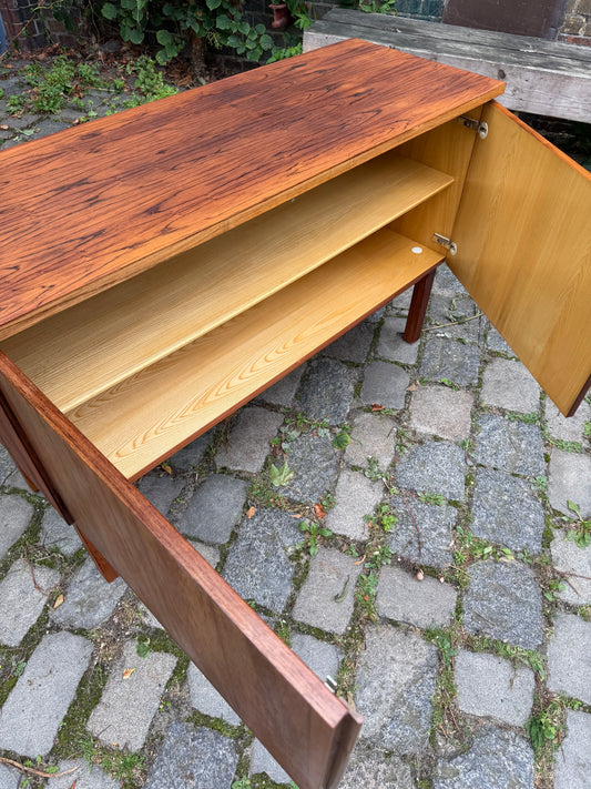 Kleines Sideboard mit Schloss aus Dänemark