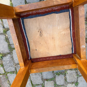 Hocker Eiche mit roter Sitzfläche aus Dänemark