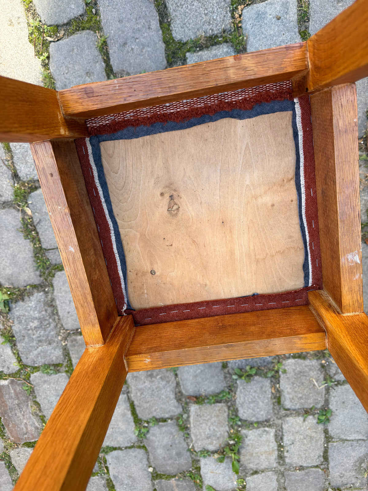 Hocker Eiche mit roter Sitzfläche aus Dänemark