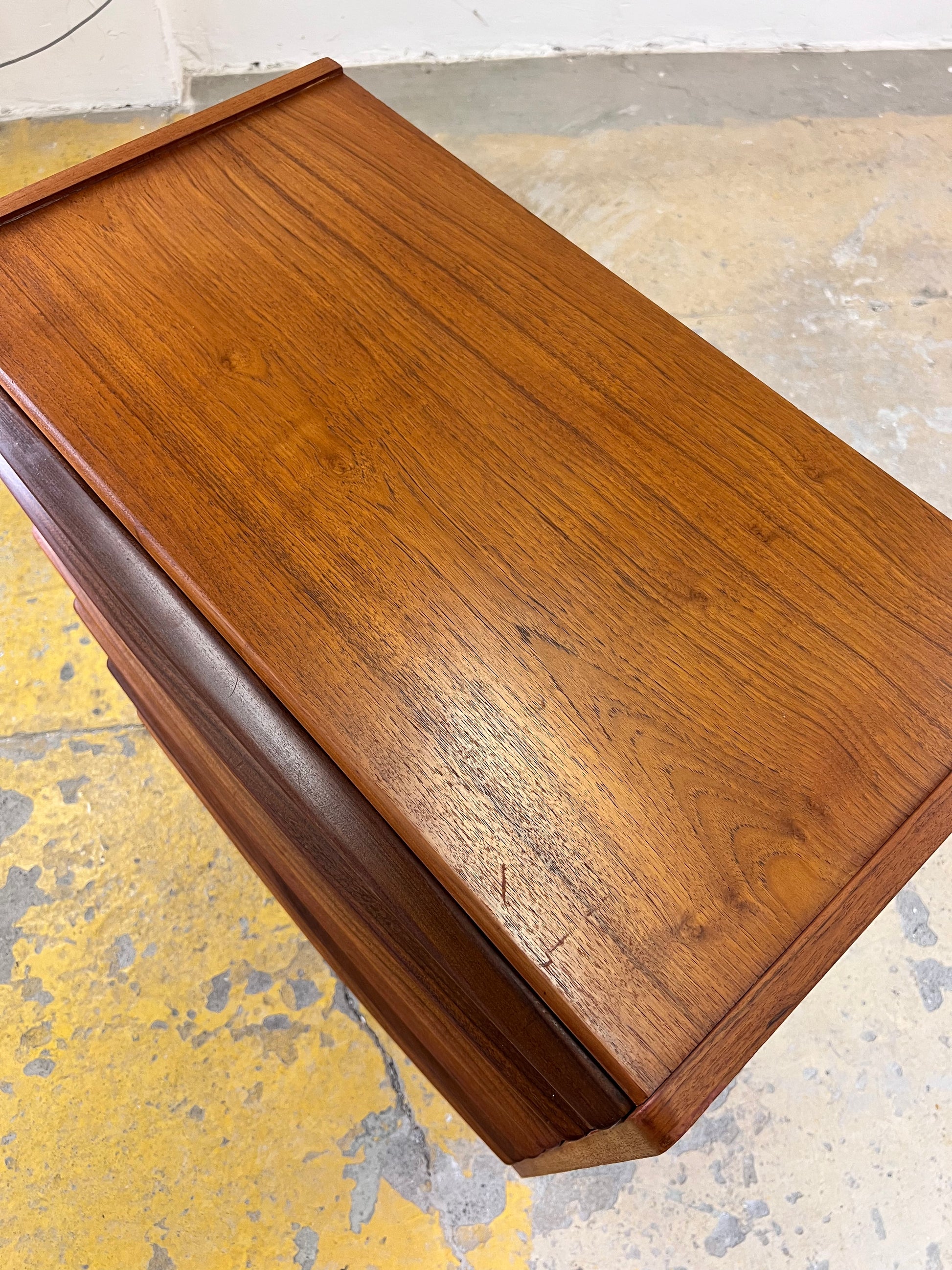 Kommode Teak mit geraden Griffen aus Dänemark
