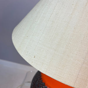 Tischlampe Fat Lava mit Naturseidenschirm orange braun Keramik von JASBA