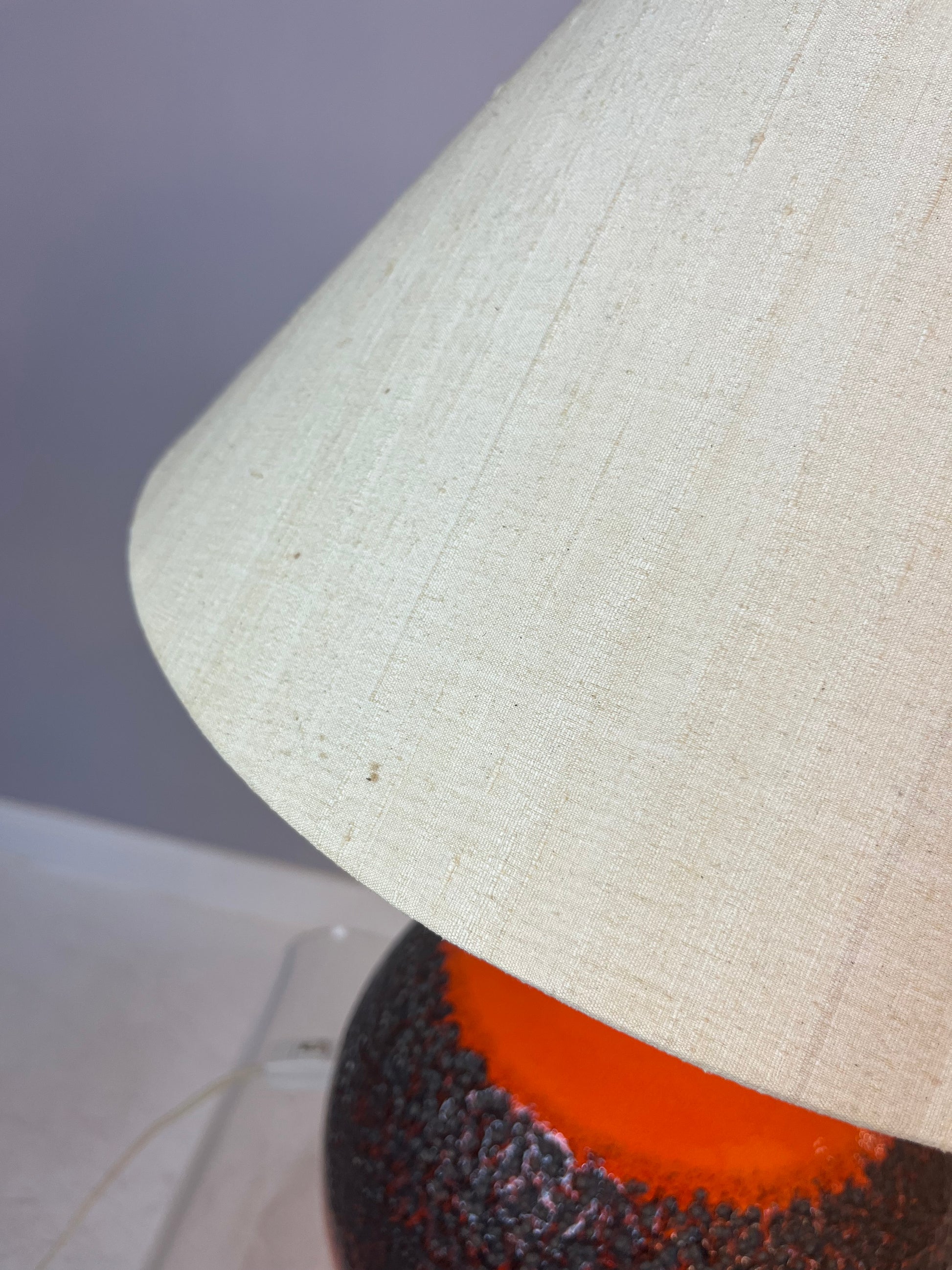 Tischlampe Fat Lava mit Naturseidenschirm orange braun Keramik von JASBA
