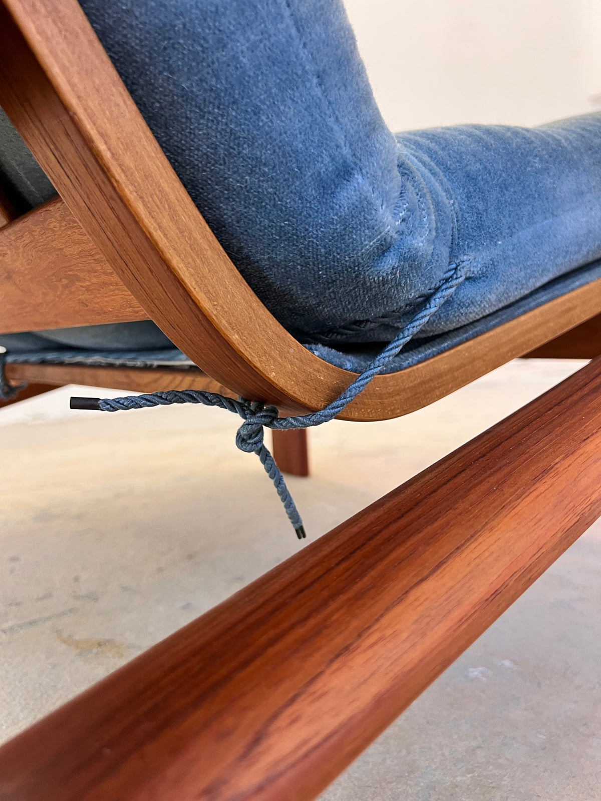 Sessel Loungechair blauer Samt und Teak