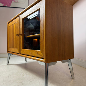 Kleiner Schrank mit Vitrine und Tür links von Dyrlund