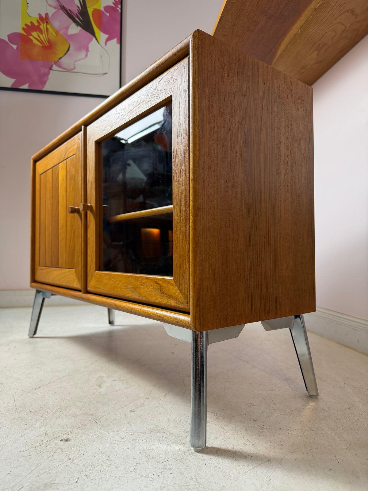 Kleiner Schrank mit Vitrine und Tür links von Dyrlund