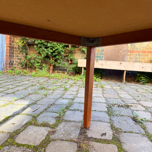 Quadratischer Beistelltisch Teak mit blauen Fliesen aus Dänemark