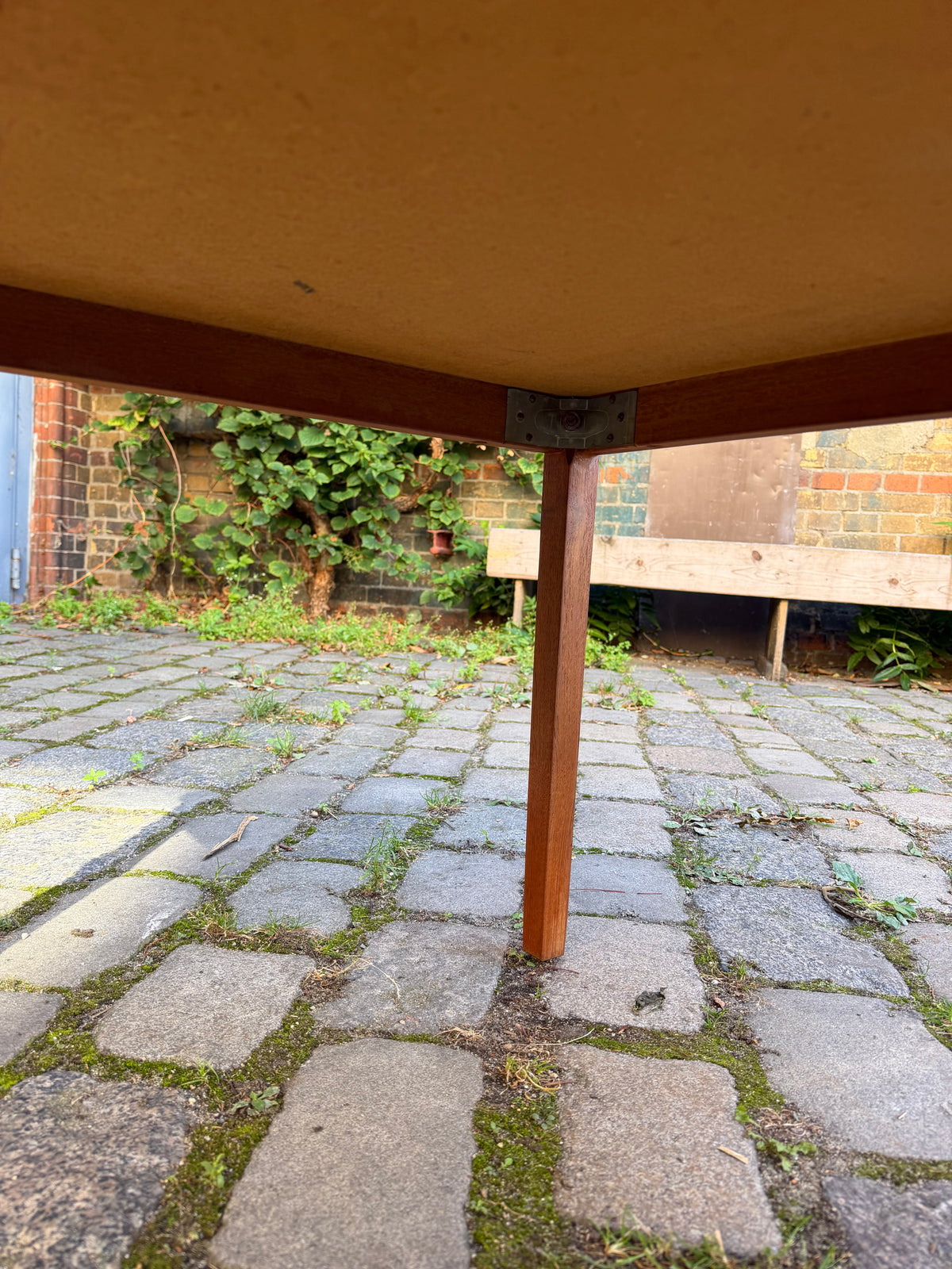 Quadratischer Beistelltisch Teak mit blauen Fliesen aus Dänemark