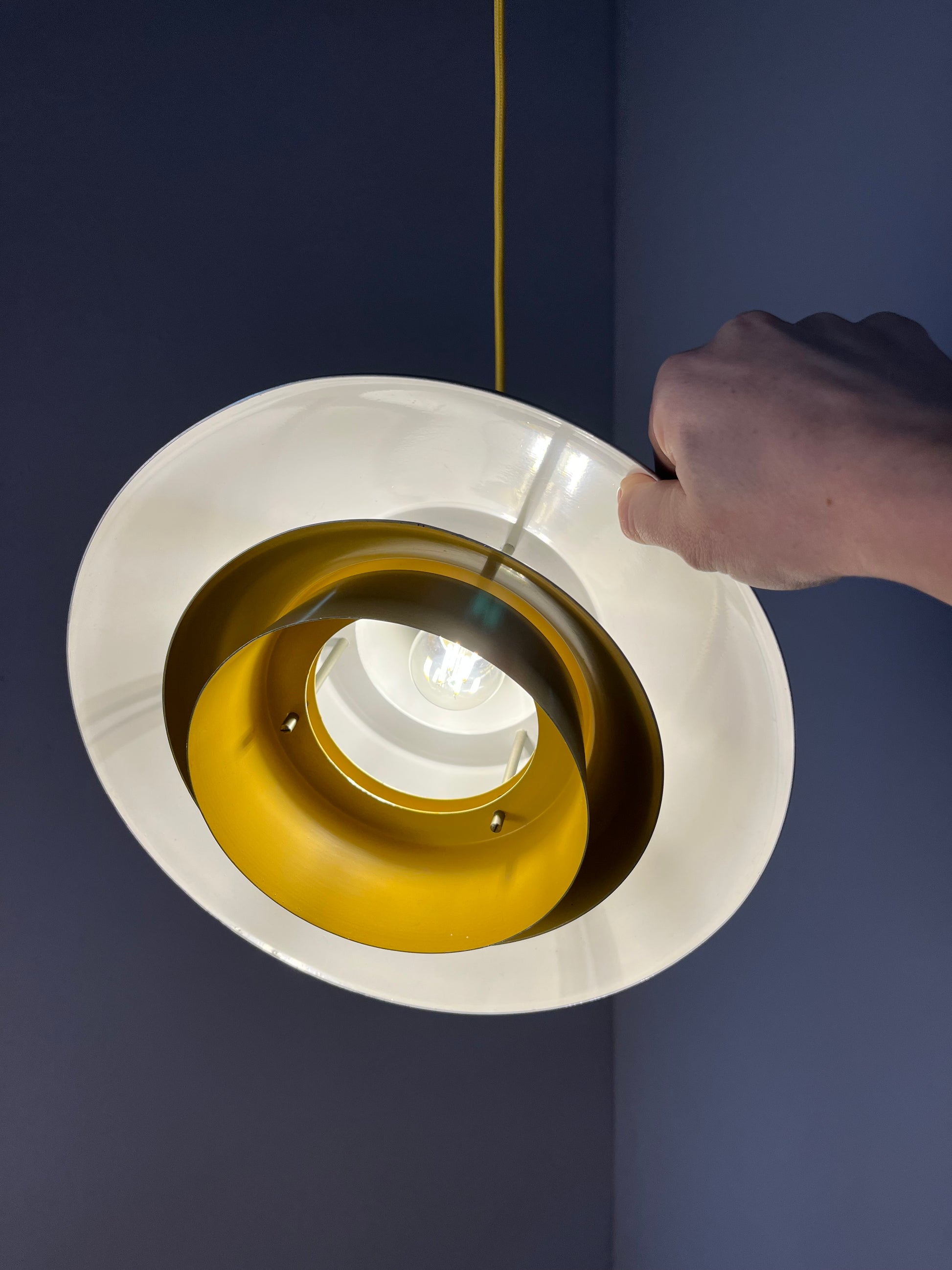 Lamellenlampe Silber Messing mit gelbem Innenleben von Granhaga