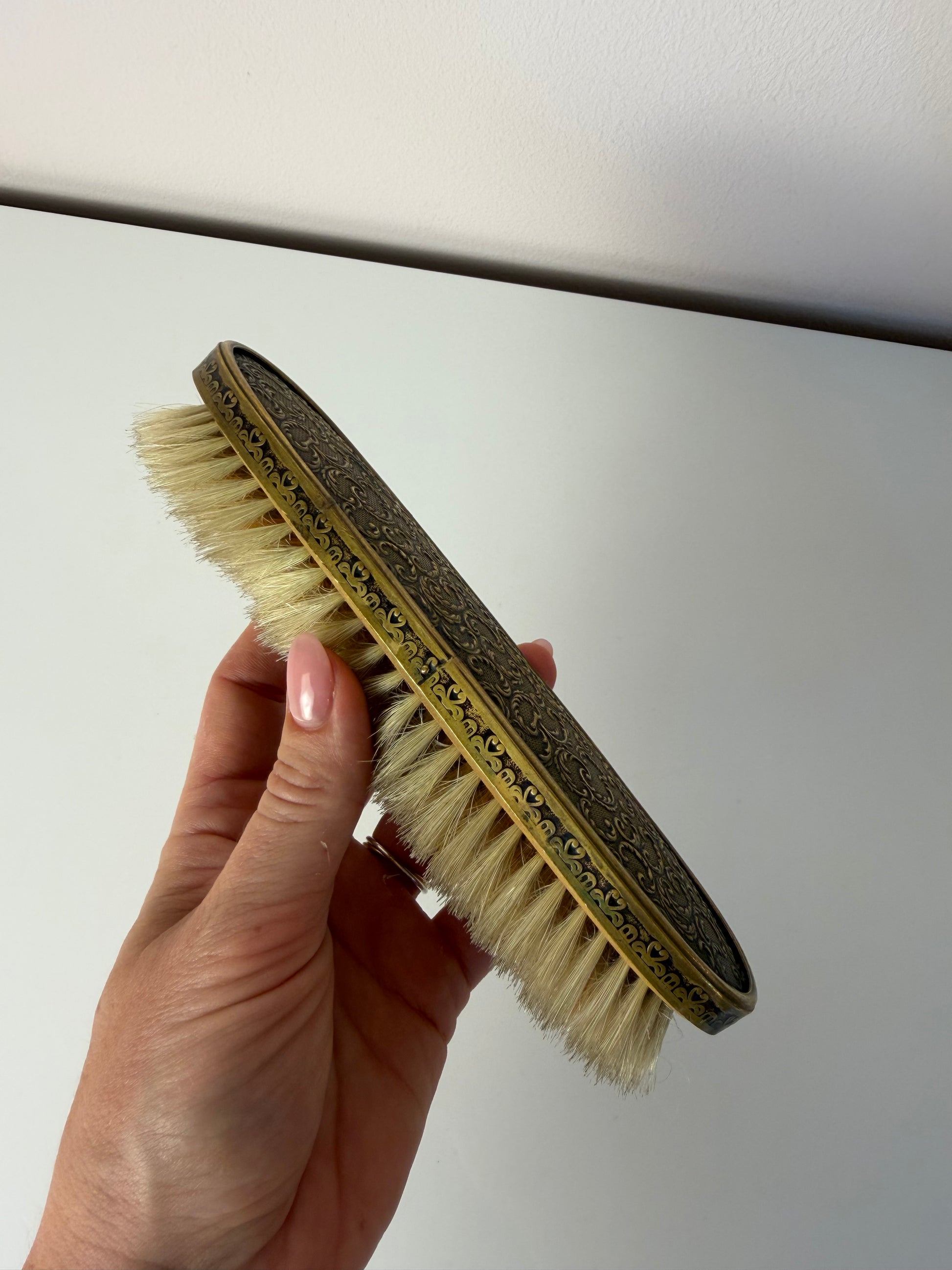 Kleiderbürste mit geprägtem Messingrücken
