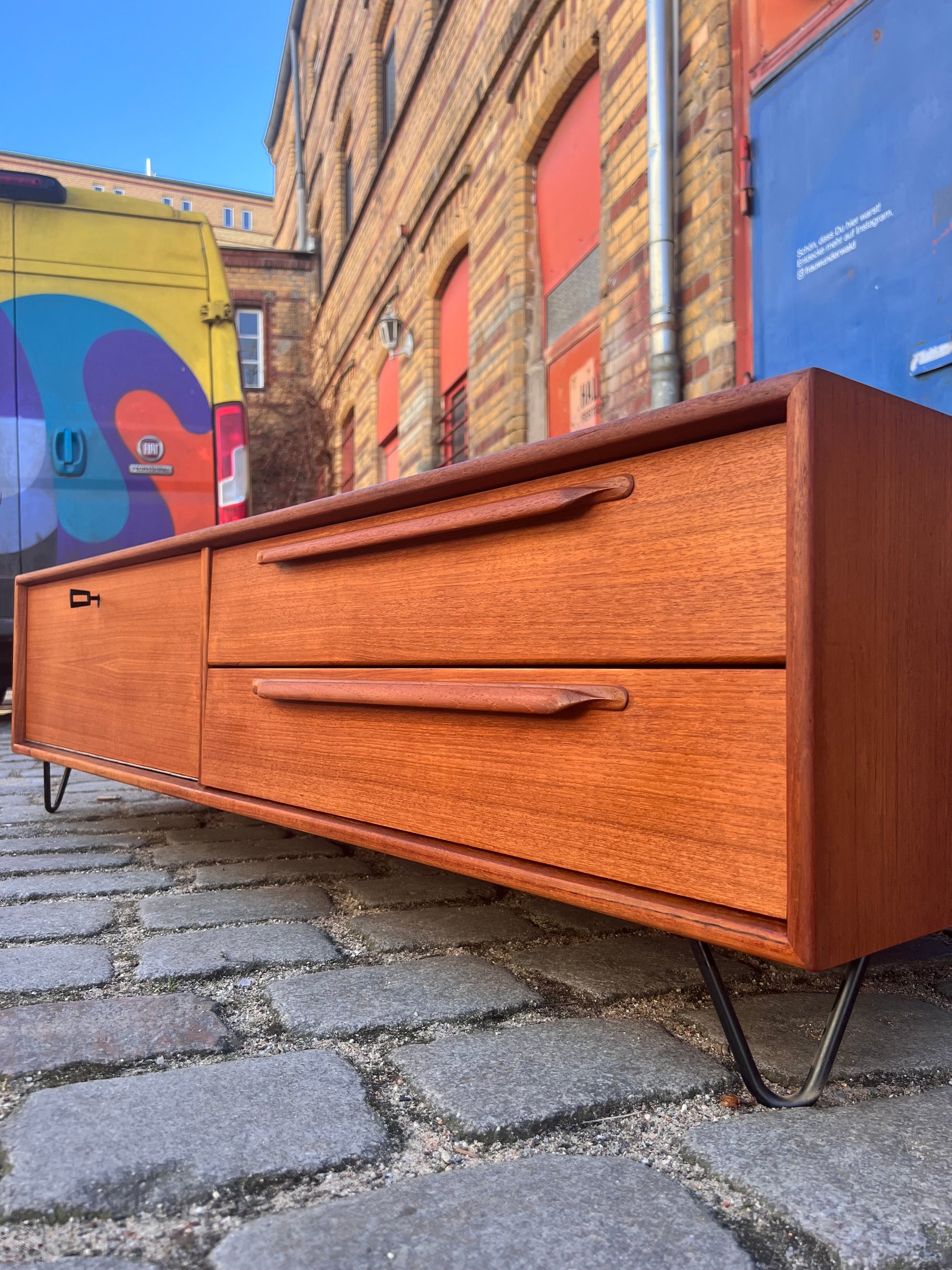 Lowboard Teak auf Hairpinlegs von rt Möbel