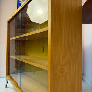 Vitrine Esche mit gelber Rückwand & neuen Chromfüßen von Hellerau