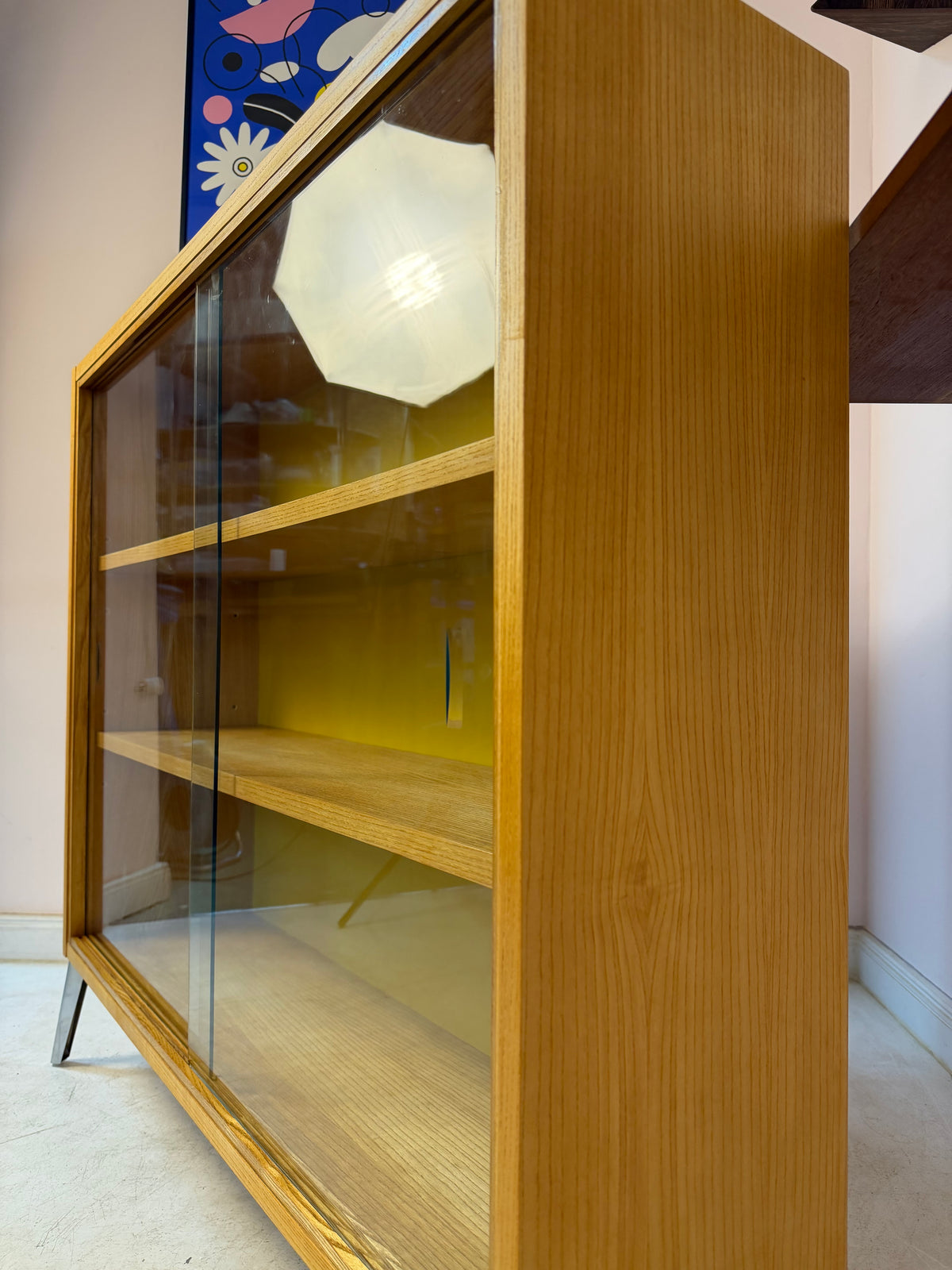 Vitrine Esche mit gelber Rückwand & neuen Chromfüßen von Hellerau