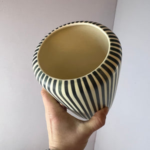 Handbemalte Vase creme schwarz von Maria Köhler für Villeroy & Boch