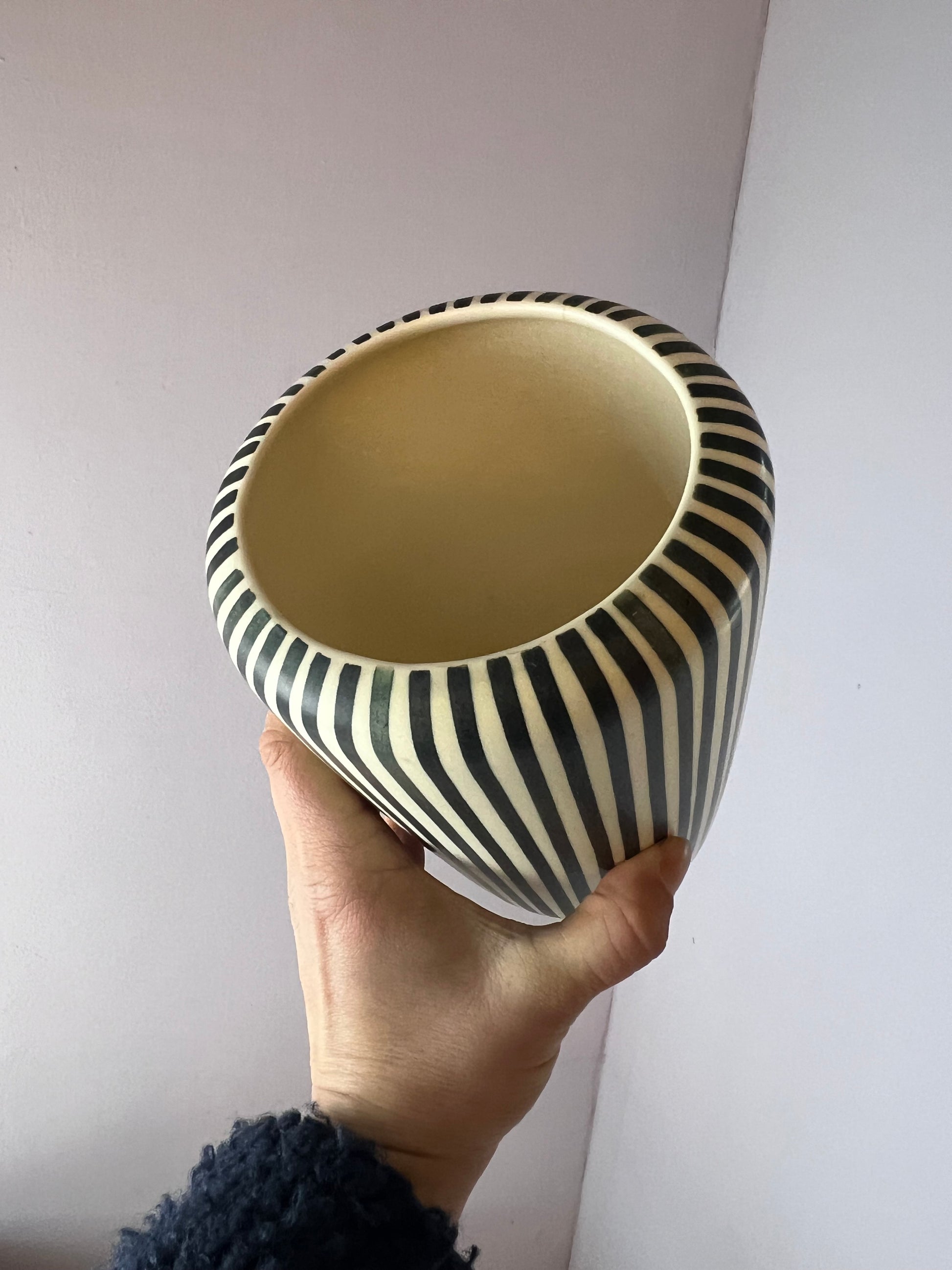 Handbemalte Vase creme schwarz von Maria Köhler für Villeroy & Boch