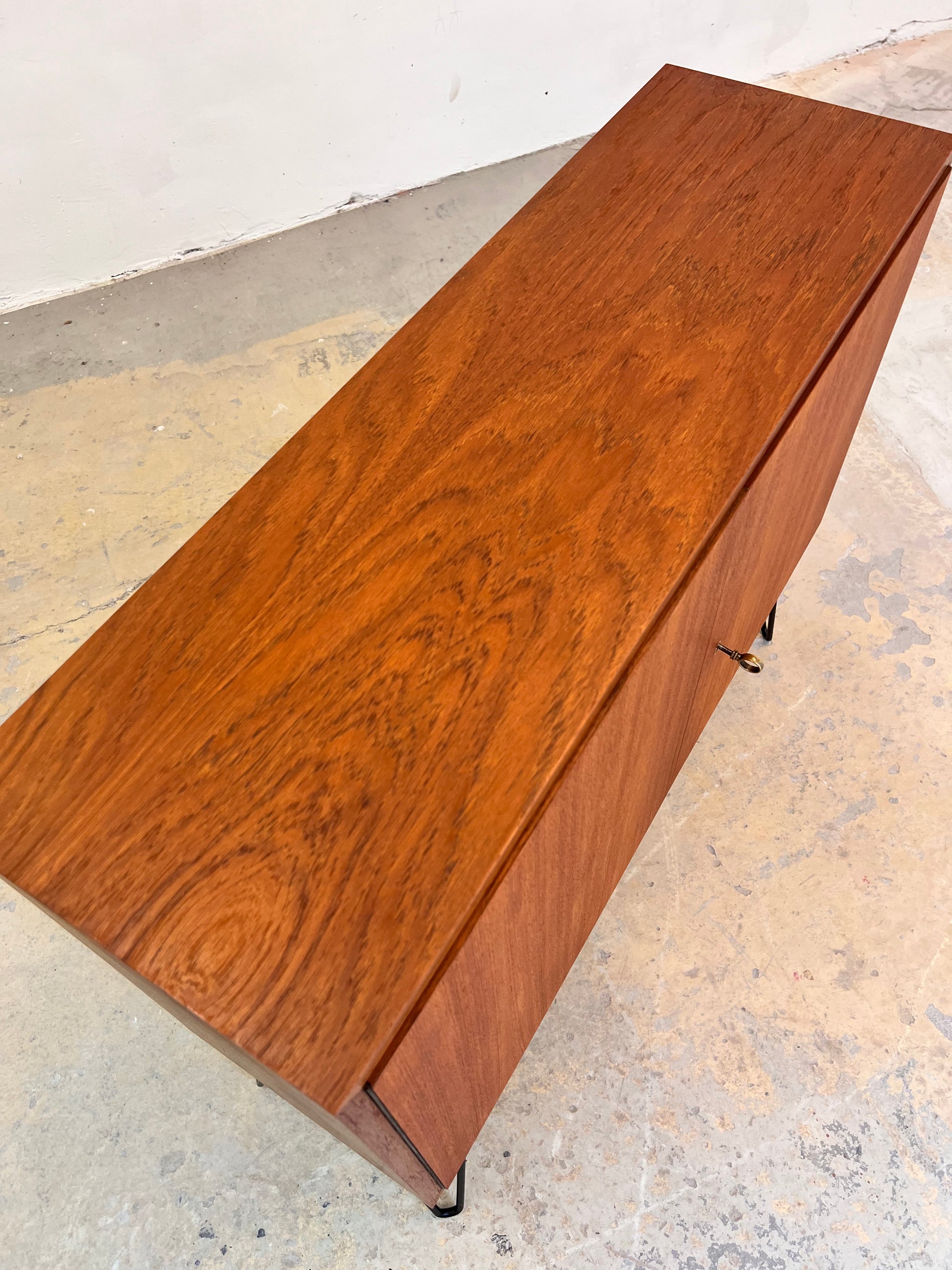 Schrank Teak auf Hairpinlegs