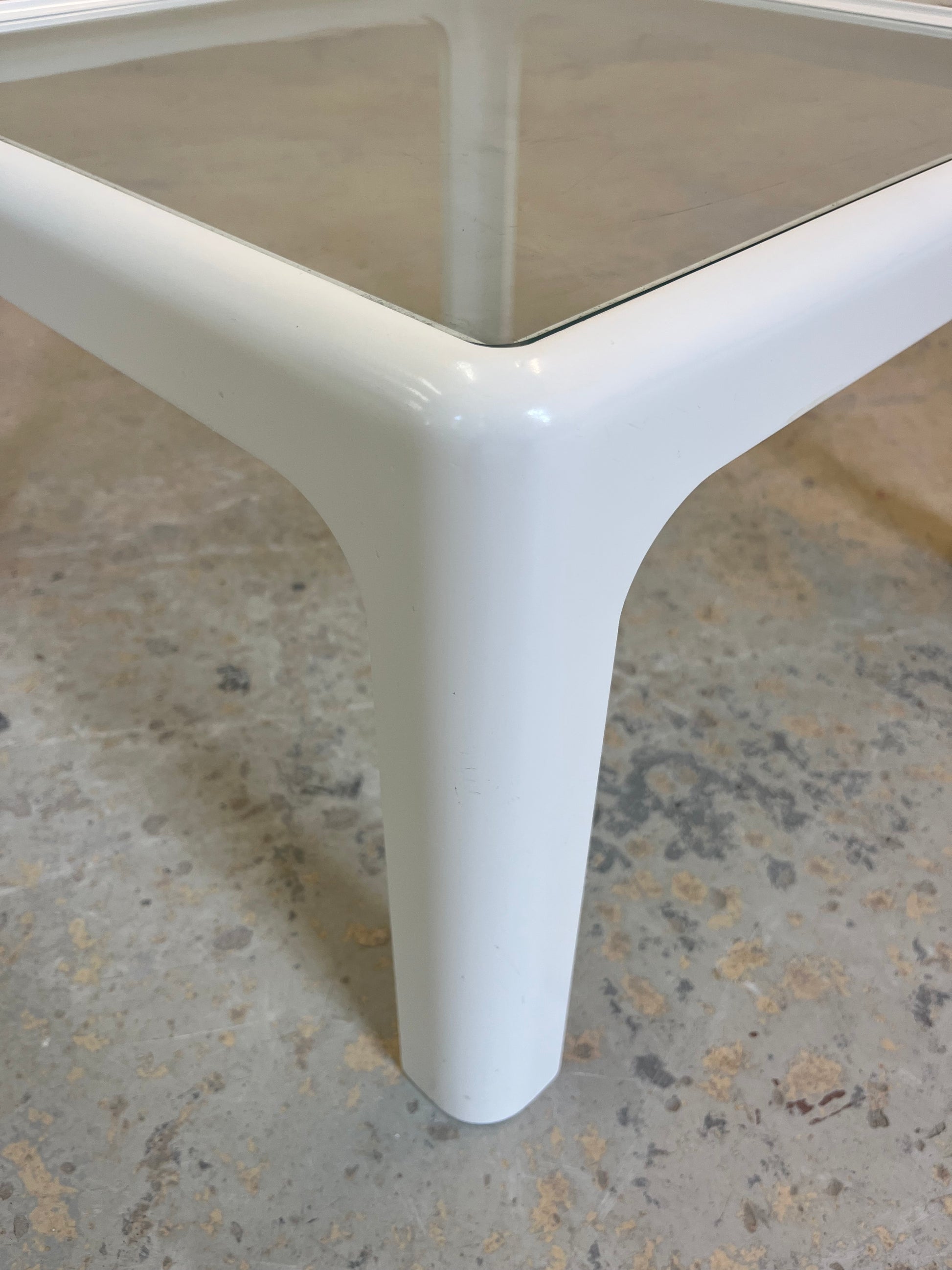 Quadratischer Couchtisch weiß Glas von Peter Ghyczy für Horn Collection