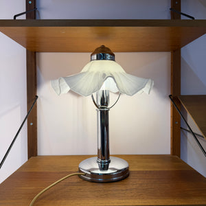 Tischlampe mit gewelltem Glasschirm & Chrom