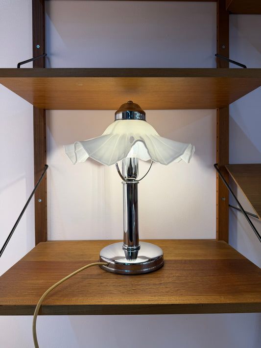 Tischlampe mit gewelltem Glasschirm & Chrom