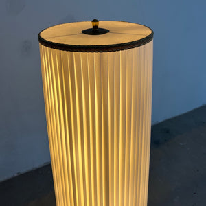 Stehlampe weiß mit Opalglasfuß und Plisseeschirm