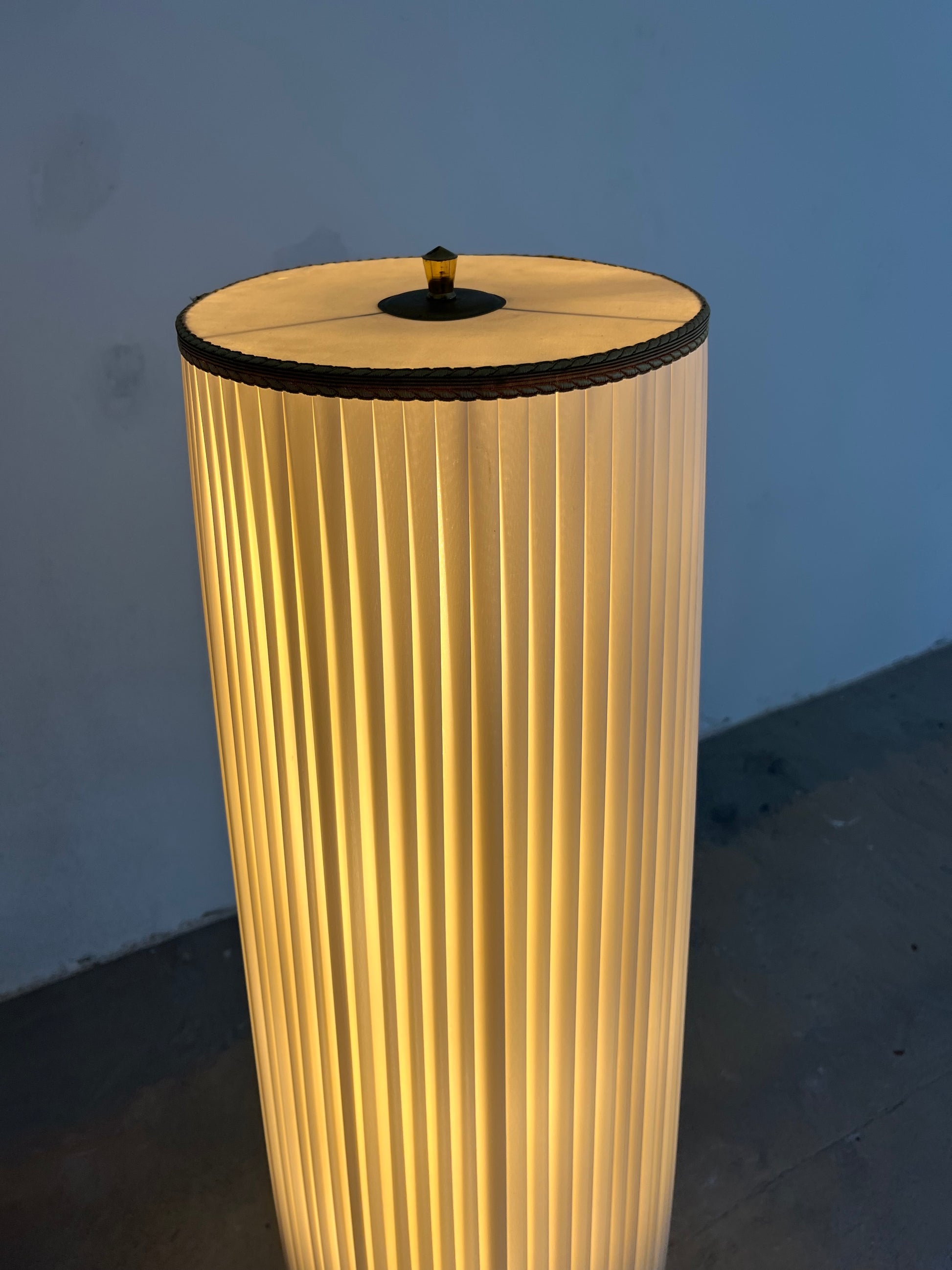 Stehlampe weiß mit Opalglasfuß und Plisseeschirm