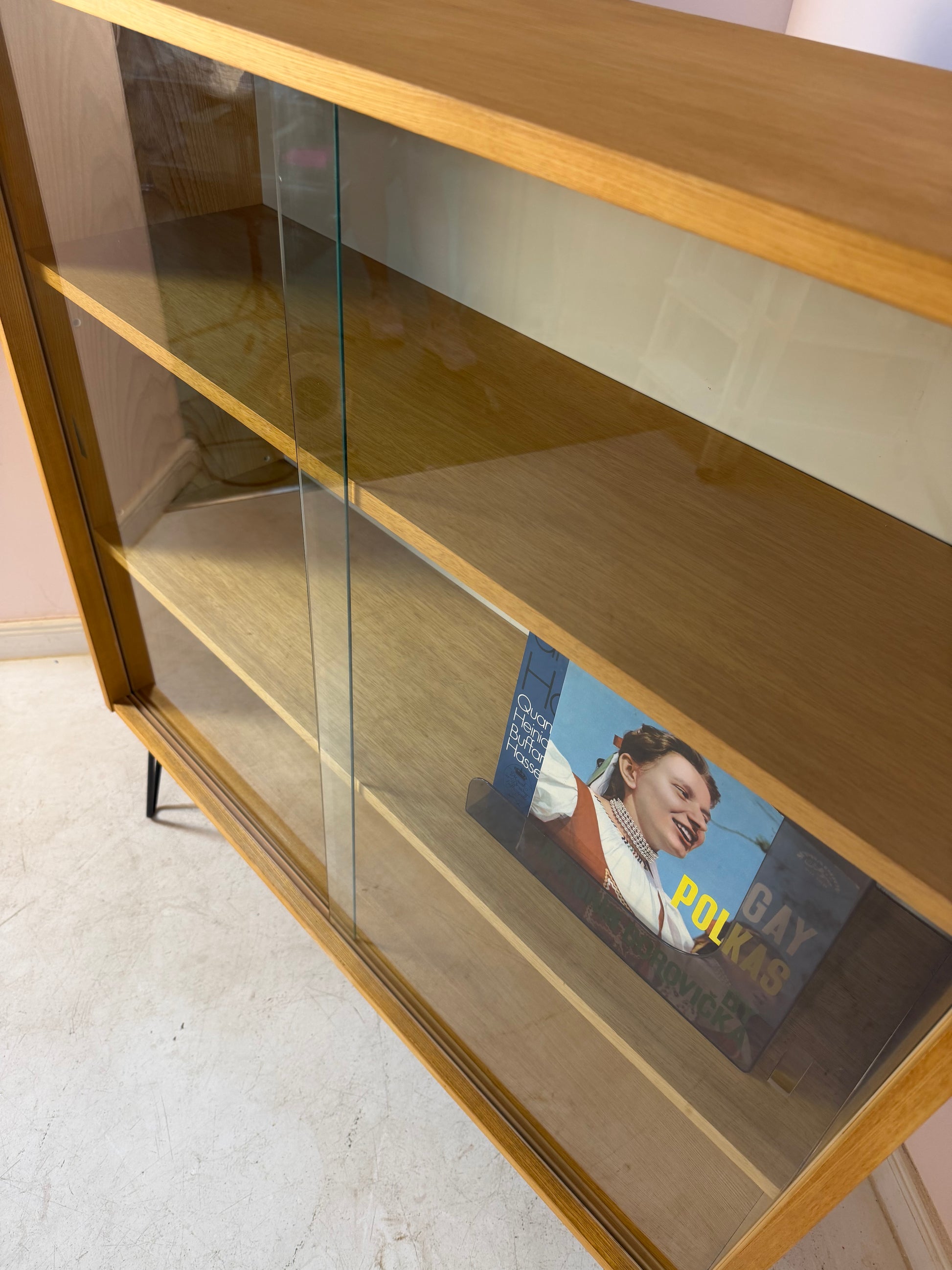 Vitrine Typ 430 mit neuen Hairpinlegs von Joachim Nebelung für Hellerau