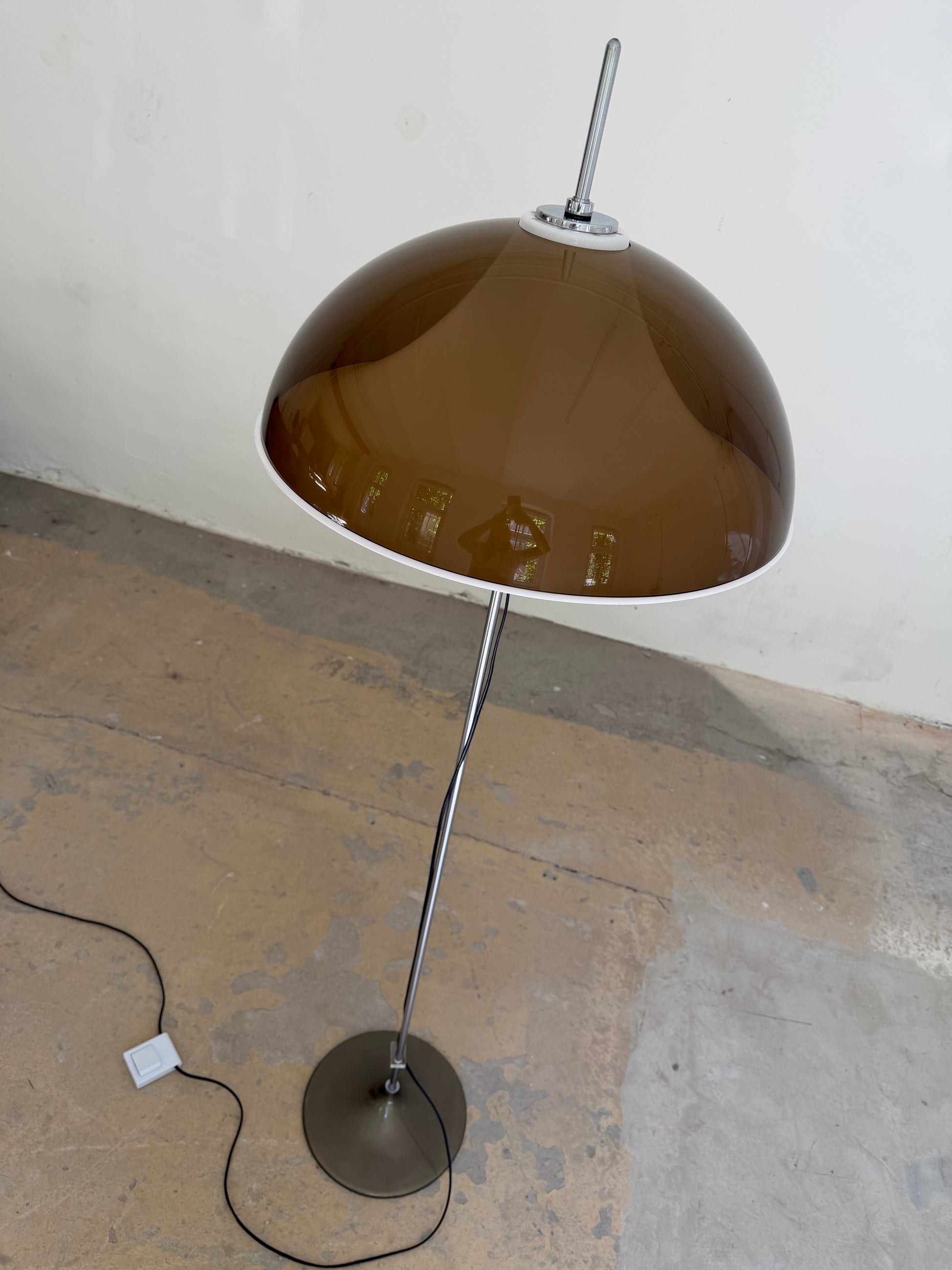 Stehlampe braun weiß Acryl Chrom von Elio Martinelli
