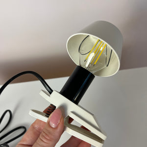 Klemmlampe weiß mit Metallschirm von Elios