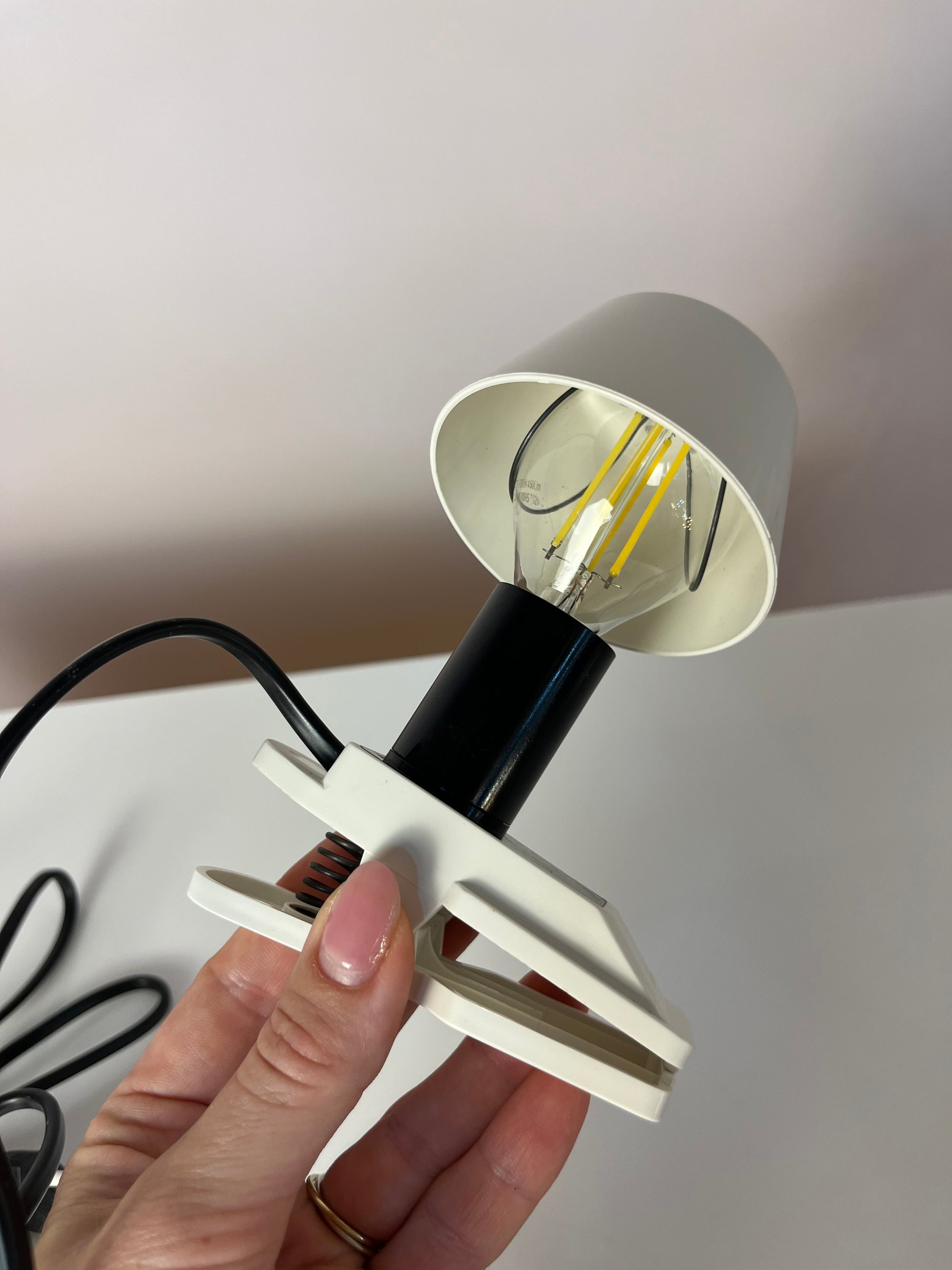 Klemmlampe weiß mit Metallschirm von Elios
