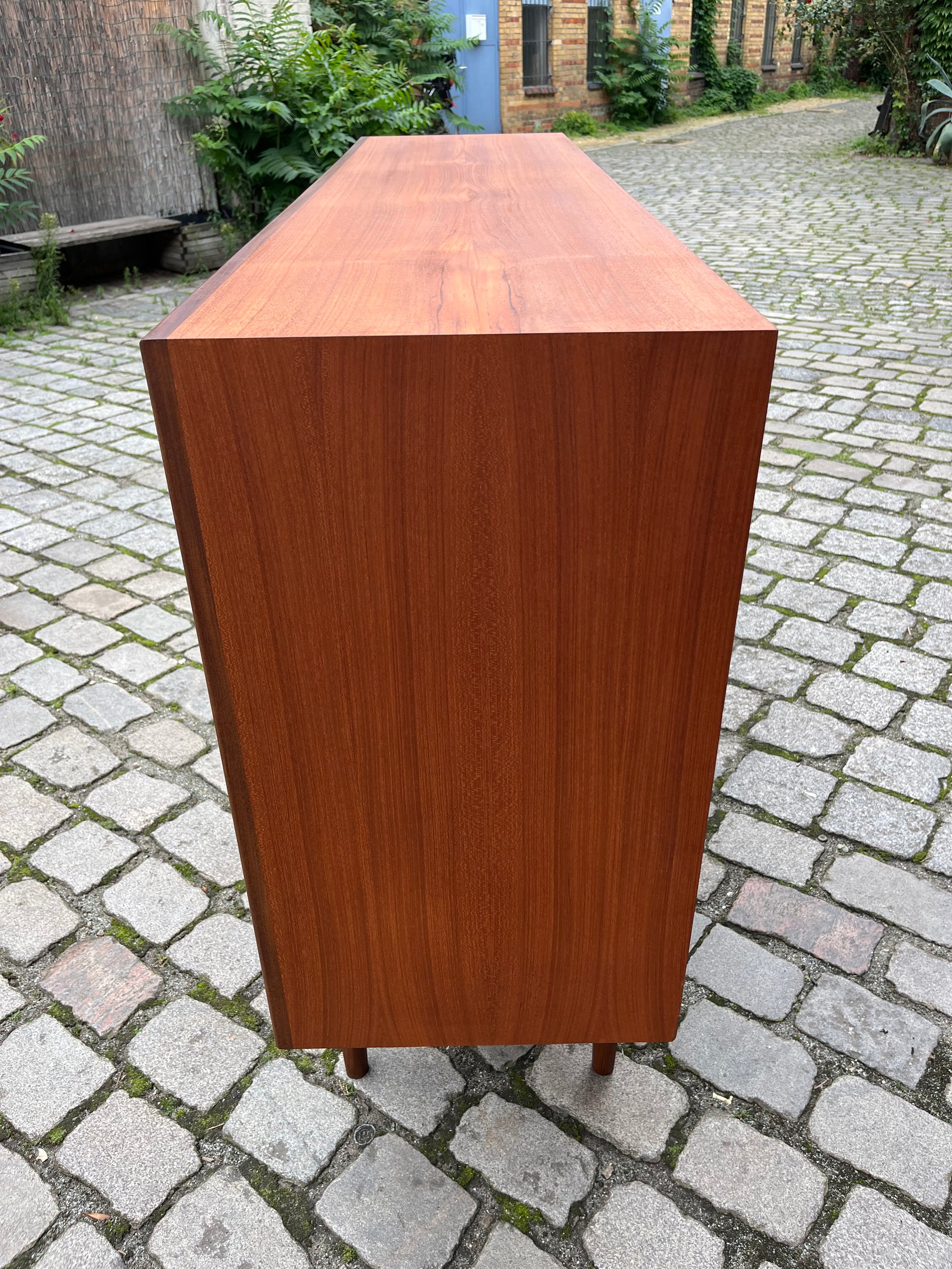 Highboard Teak mit schrägen Griffen aus Dänemark