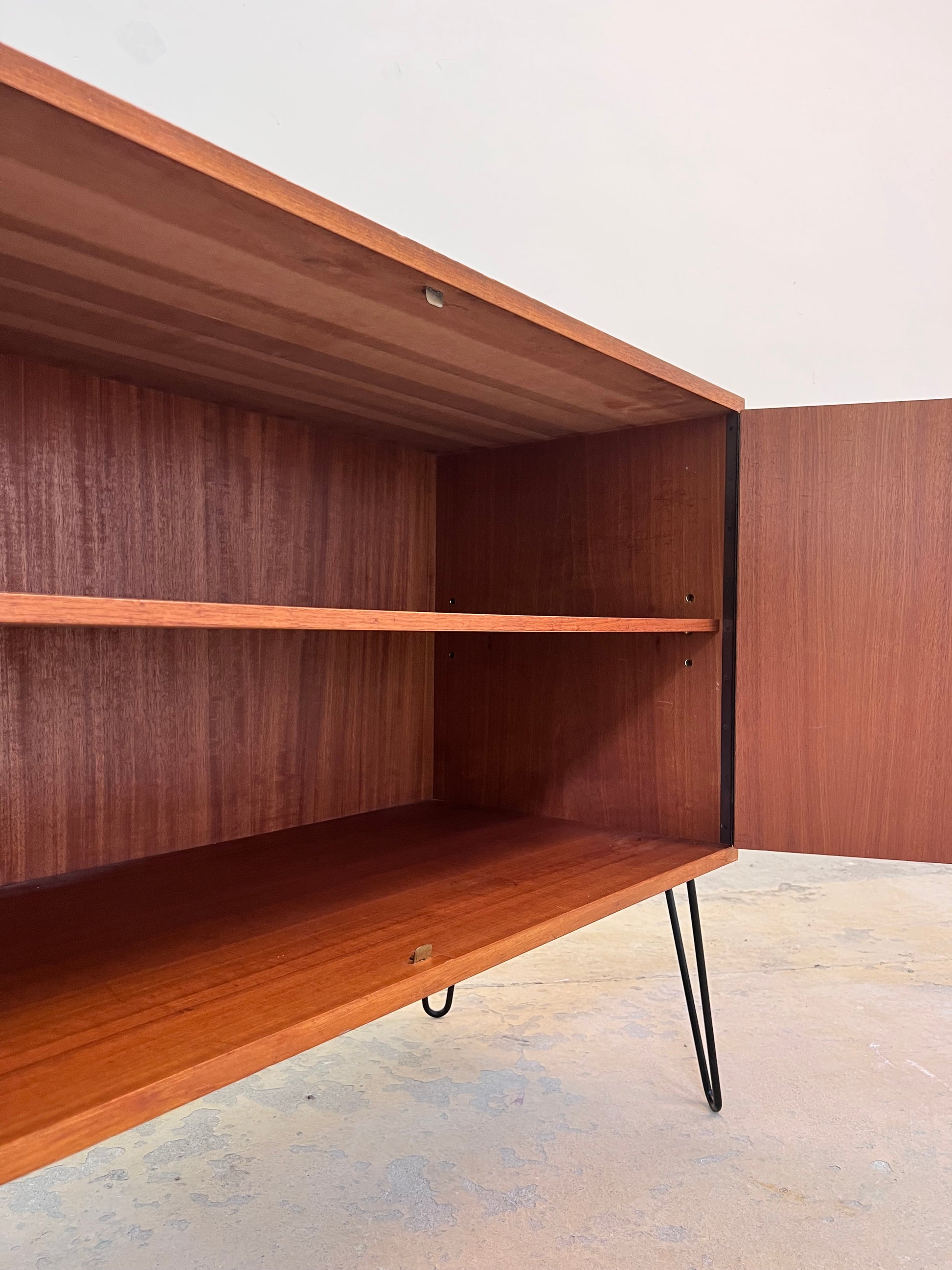 Schrank Teak auf Hairpinlegs