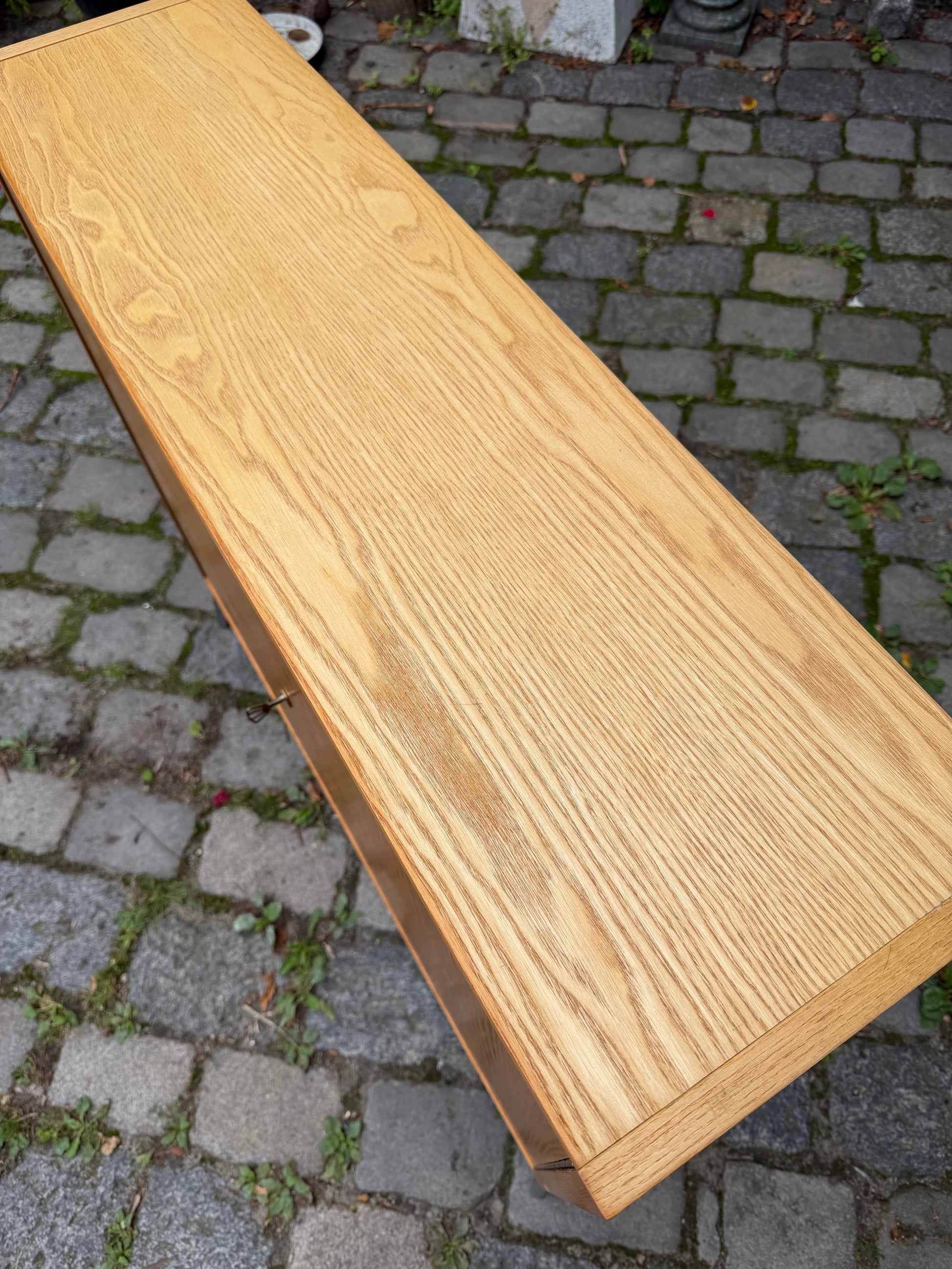 Schrank Typ 605 Esche mit neuen Chromfüßen von Hellerau