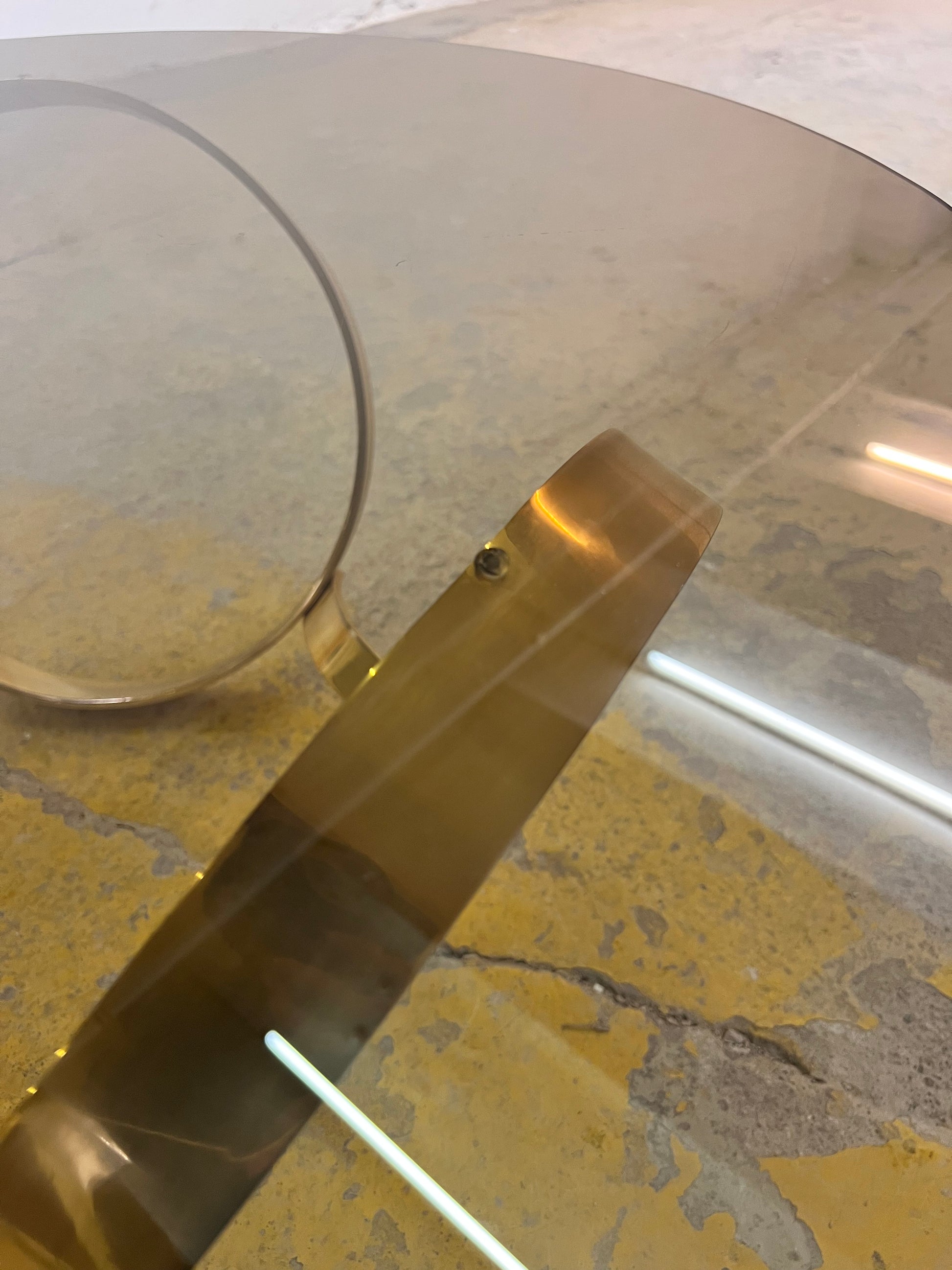 Runder Hesterberg Couchtisch mit Kreisgestell Messing Rauchglas