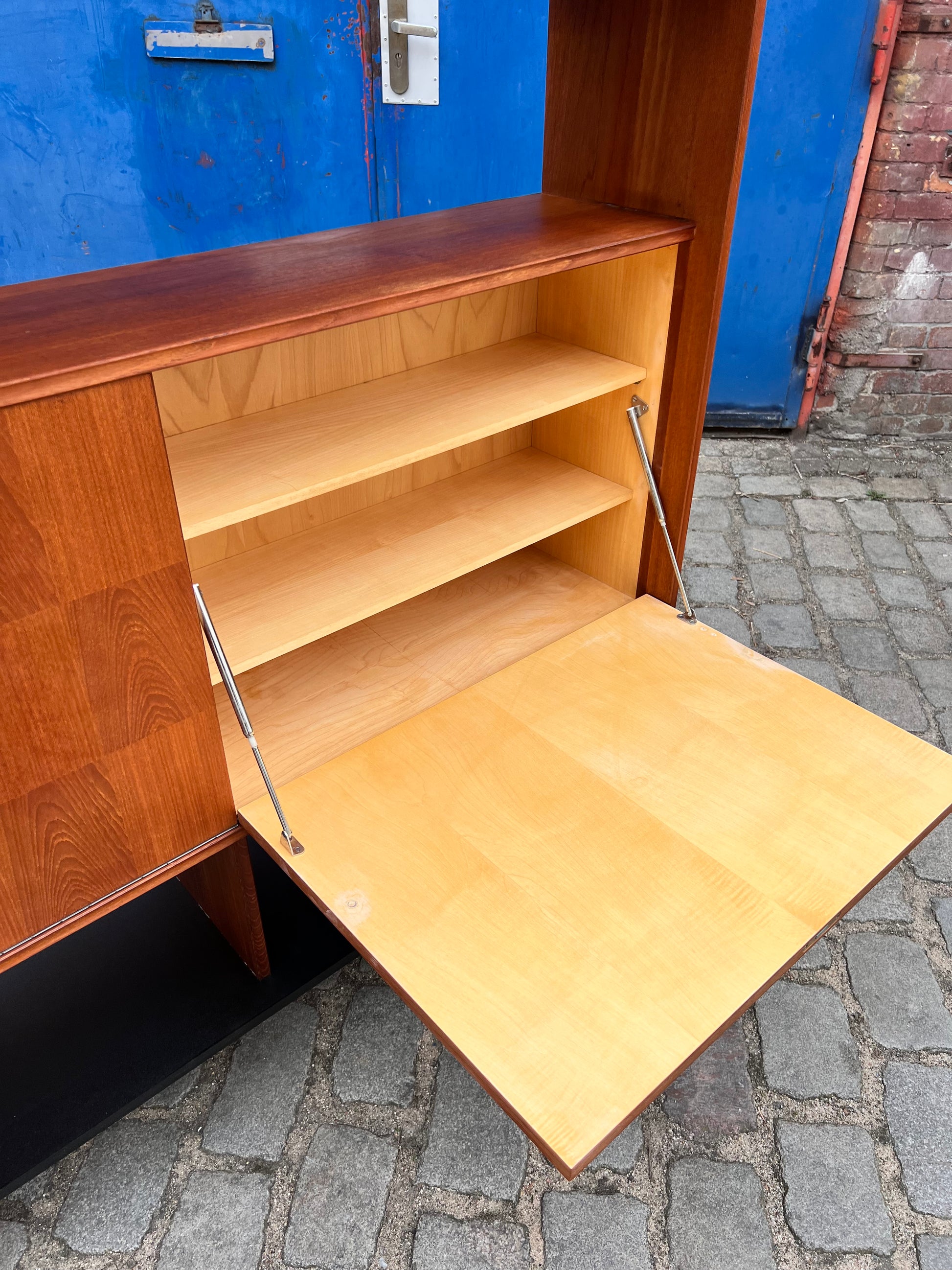 Regal Teak mit Minibar auf neuen Holzfüßen aus Dänemark