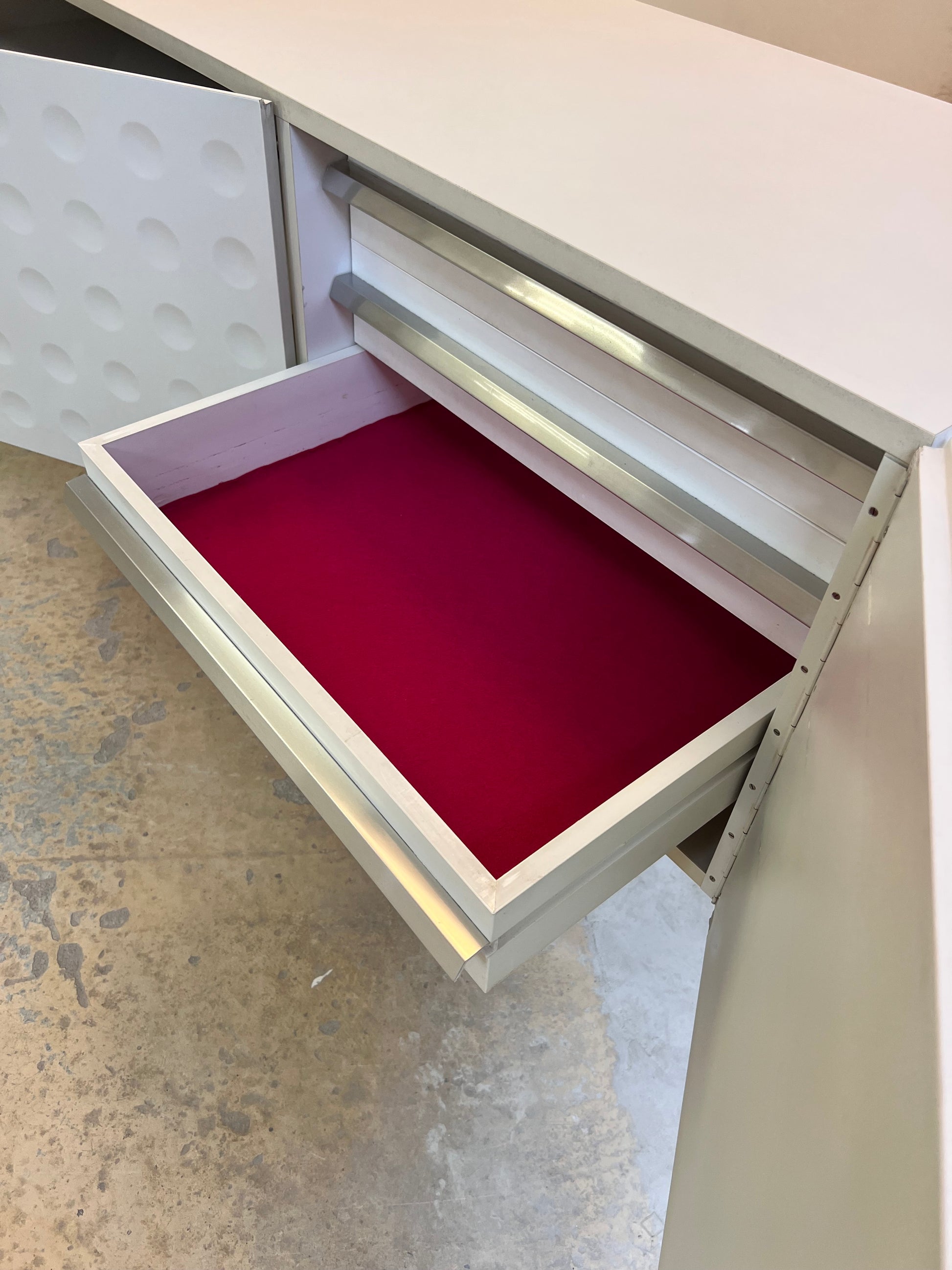 Sideboard weiß mit kreisförmigem Reliefmuster aus Belgien