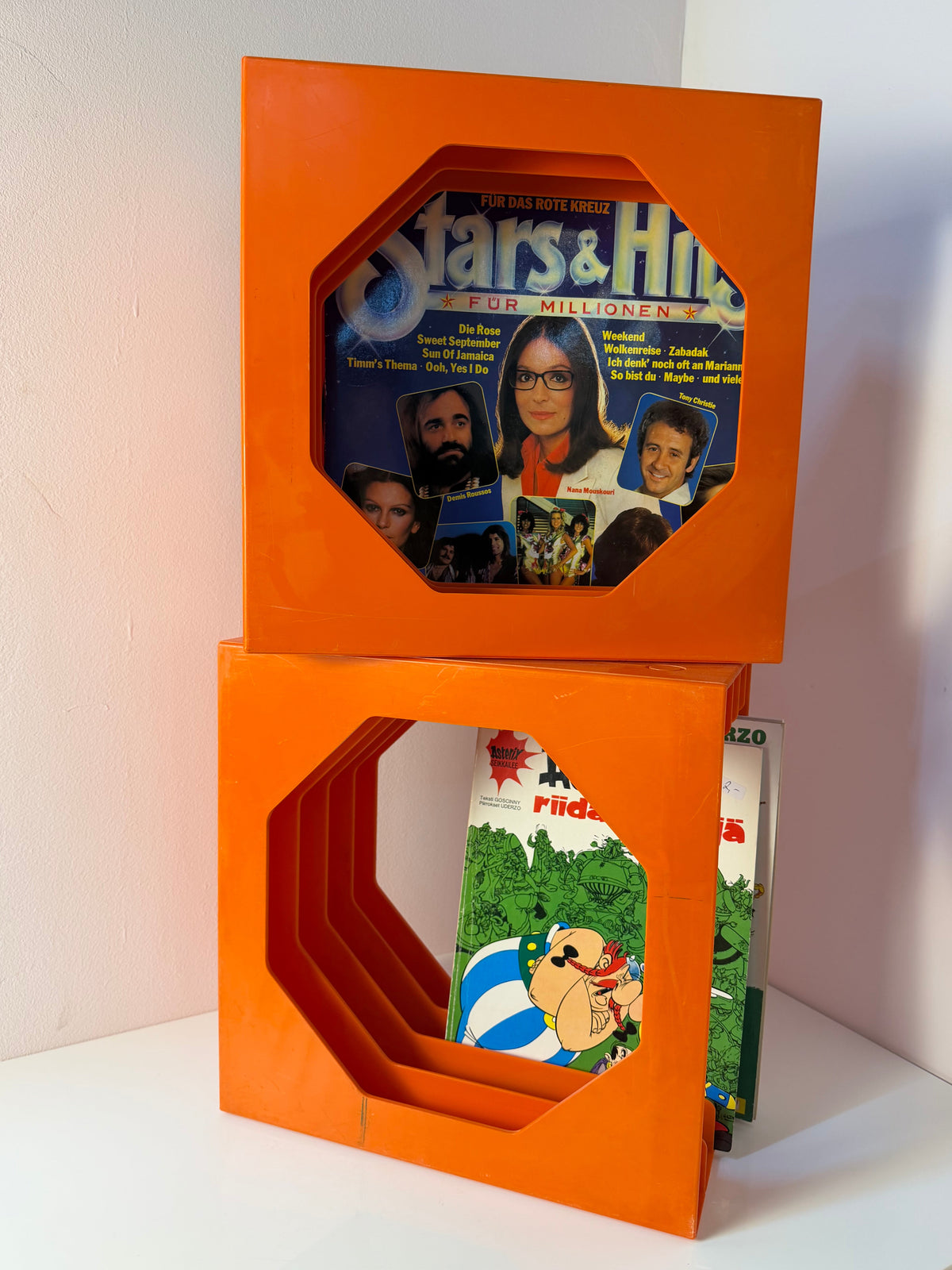 Schallplattenständer orange von Schweizer Design