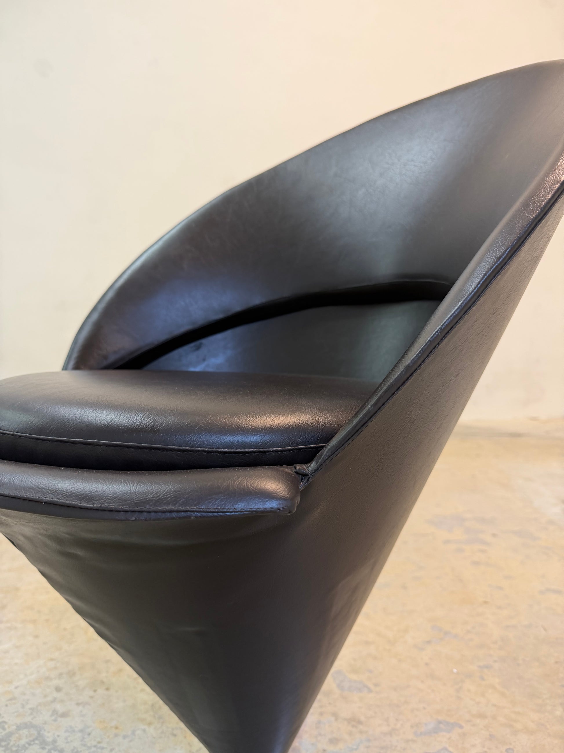 Cone Chair braunes Kunstleder von Verner Panton