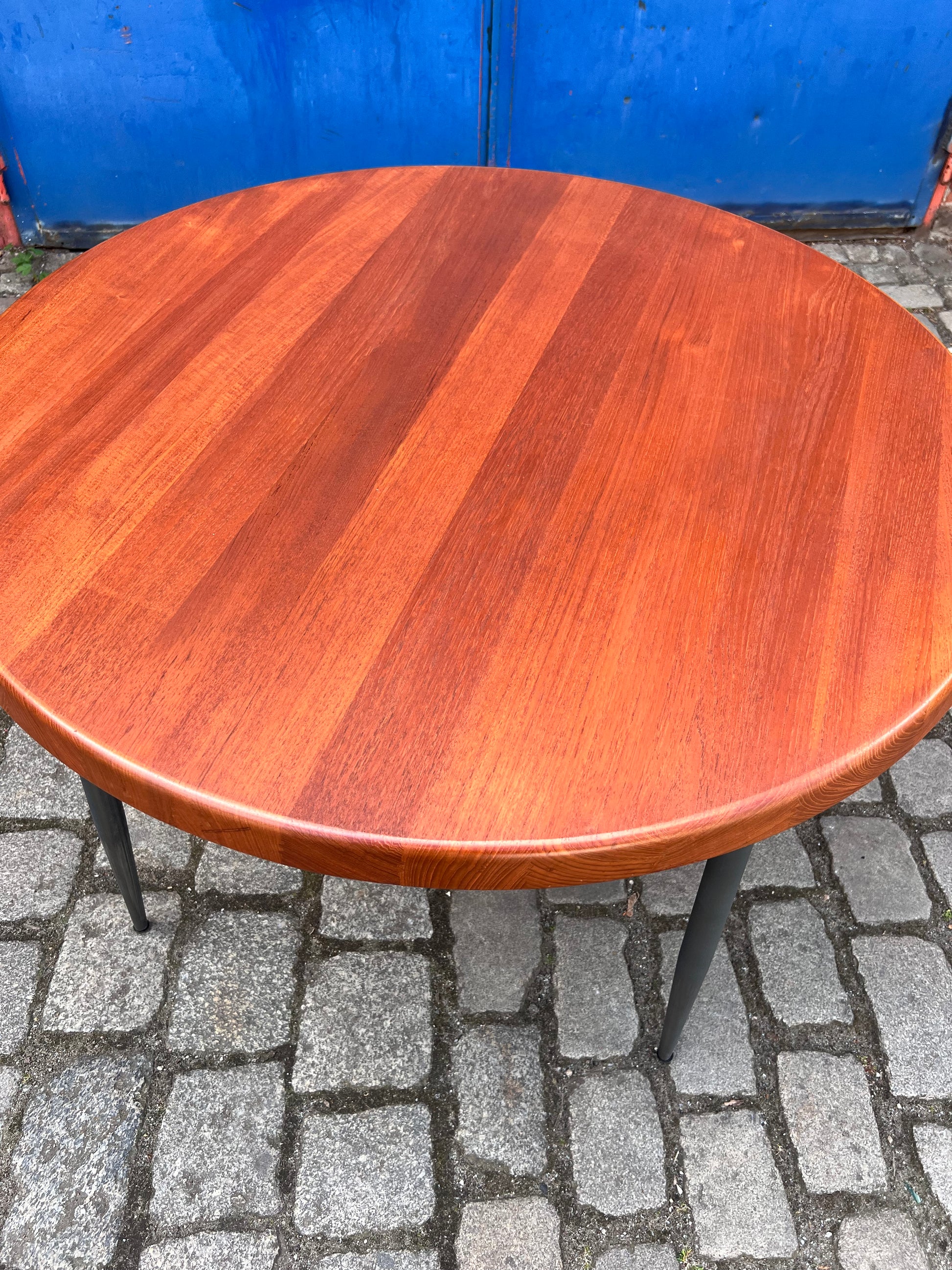 Esstisch Niels Bach mit Füßen von Natural Goods Berlin